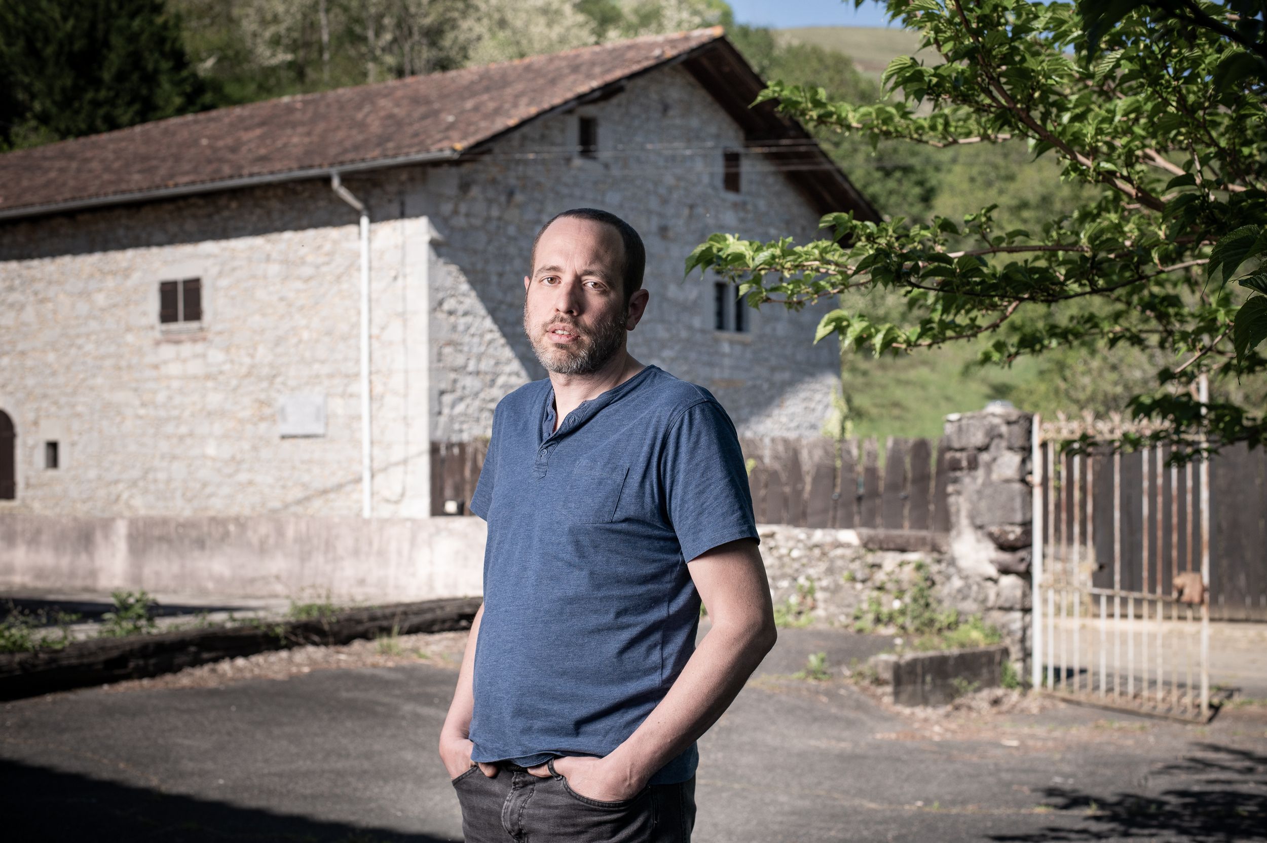 Ibon RG musikaria, Bernart Etxepareren sortetxearen aurrean, Duzunaritzen. PATXI BELTZAIZ