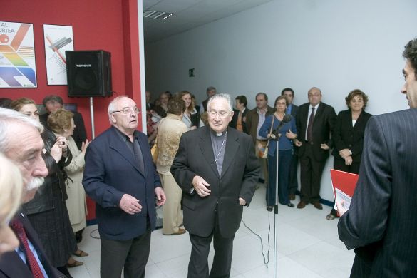 Labayru ikastegiaren egoitza berriaren inaugurazioa, 2008an, Bilbon. Irudiaren erdian Ander Manterola —ezkerrekoa— urte luzez Labayruko zuzendari izandakoa eta Karmelo Etxenagusia —eskumakoa— Bilboko gotzain laguntzaile izandakoa. Labayru ikastegiaren egoitza berriaren inaugurazioa, 2008an, Bilbon. Irudiaren erdian Ander Manterola —ezkerrekoa— urte luzez Labayruko zuzendari izandakoa eta Karmelo Etxenagusia —eskumakoa— Bilboko gotzain laguntzaile izandakoa.