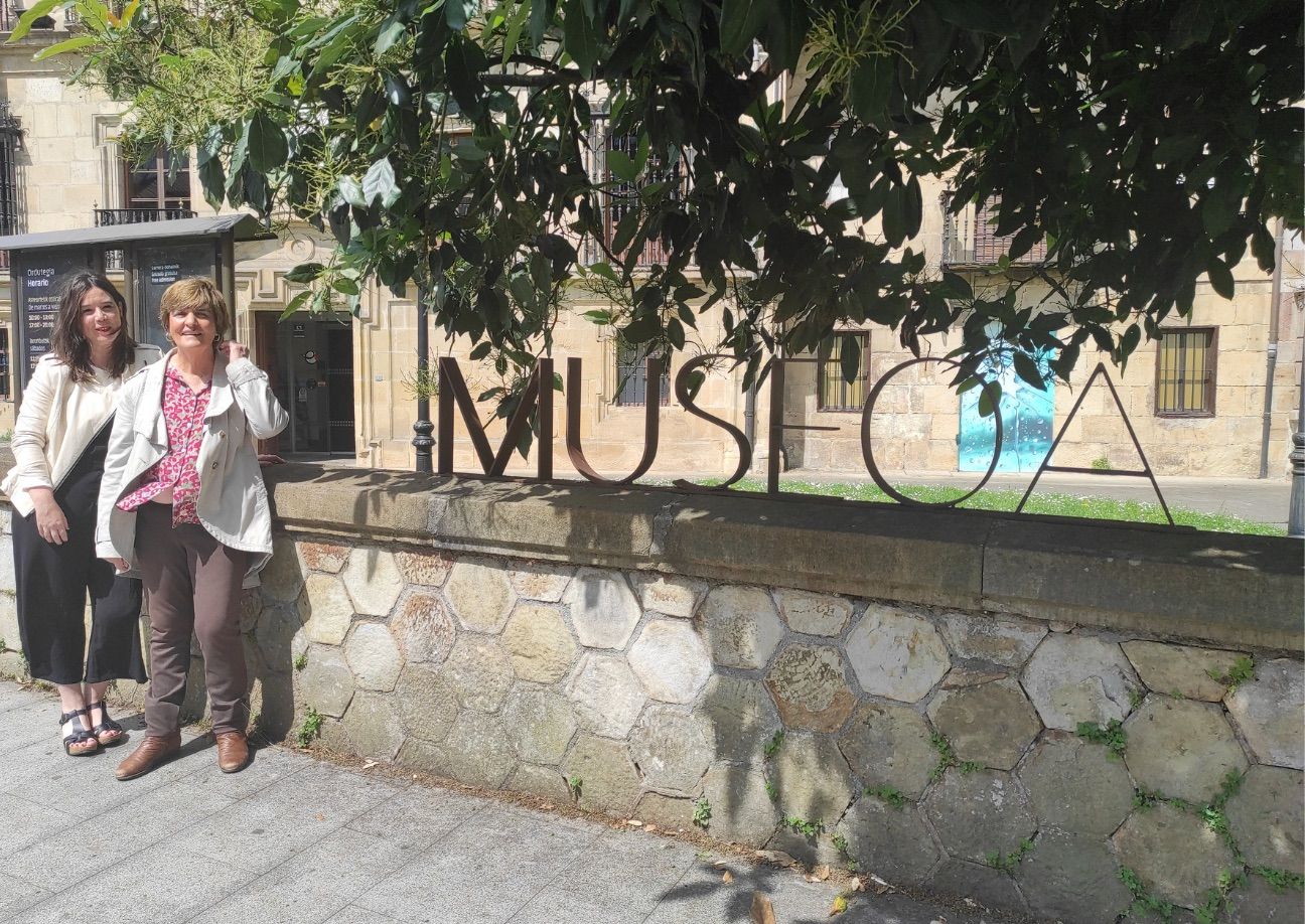 Paule Sanchez Durangoko euskara zinegotzia eta Nerea Mujika Gerediaga Elkarteko presidentea, Durangoko Museoaren kanpoaldean. DURANGOKO AZOKA