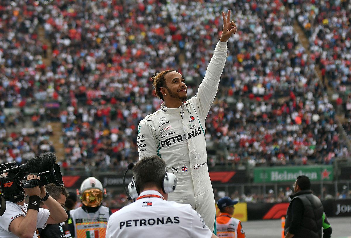 Lewis Hamilton, garaipenaren keinua egiten, herenegun, Mexikoko Sari Nagusia amaitu berritan. MIGUEL SIERRA / EFE.