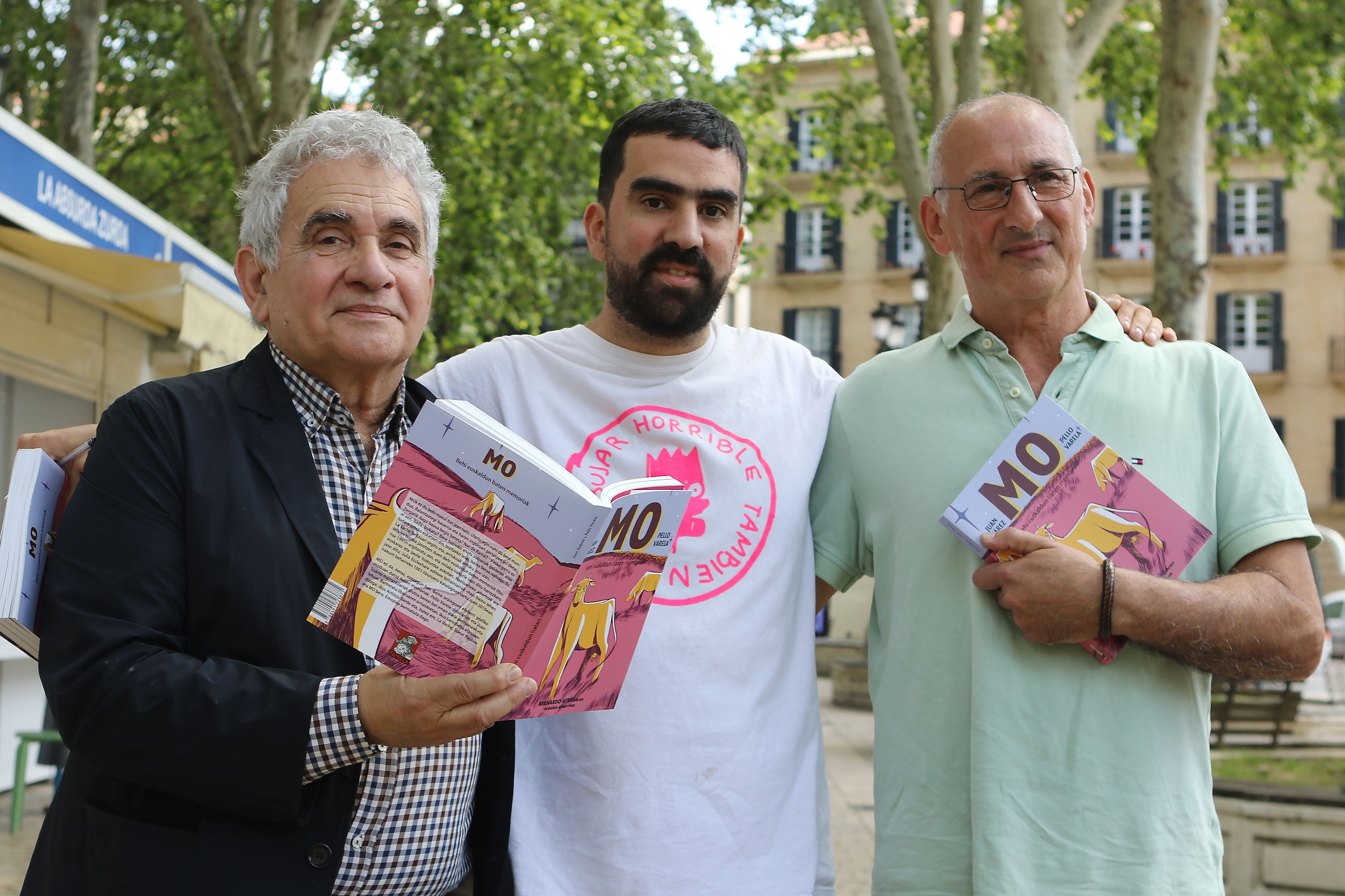 Bernardo Atxaga, Juan Suarez eta Pello Varela, 'Mo. Behi euskaldun baten memoriak' komikiaren aurkezpenean. OSKAR MATXIN EDESA / FOKU