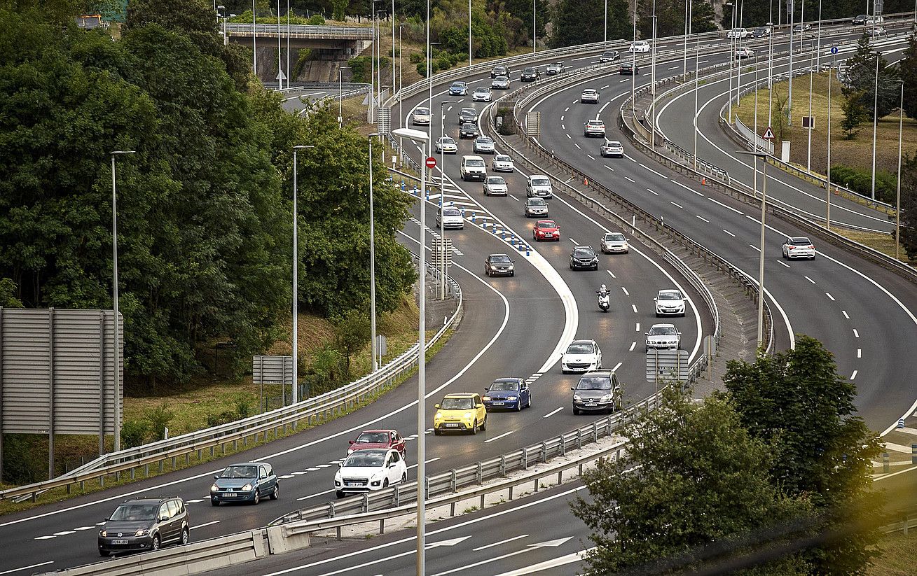 Ibilgailu trafikoa A8 autobidean, Bilborako noranzkoan, Muskiztik hurbil. JAVIER ZORRILLA / EFE.