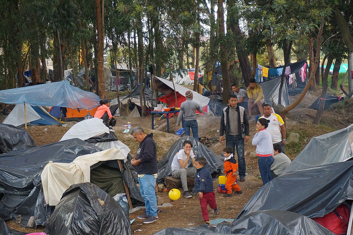 Bogotako El Bosque (basoa) kanpamentuan ia 400 migratzaile venezuelar daude. JON ARTANO IZETA.