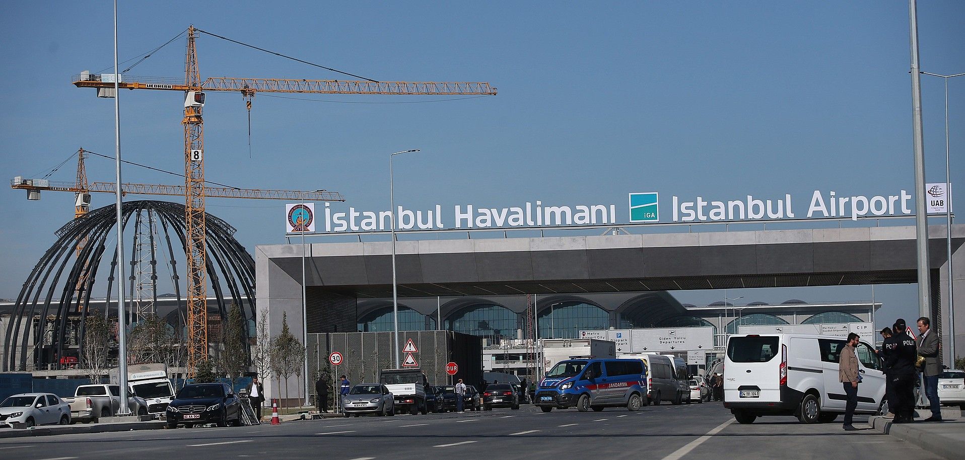 Istanbul aireportua, herenegun, inaugurazioaren egunean, lanen garabiak ondoan zituela. ERDEM SAHIN.