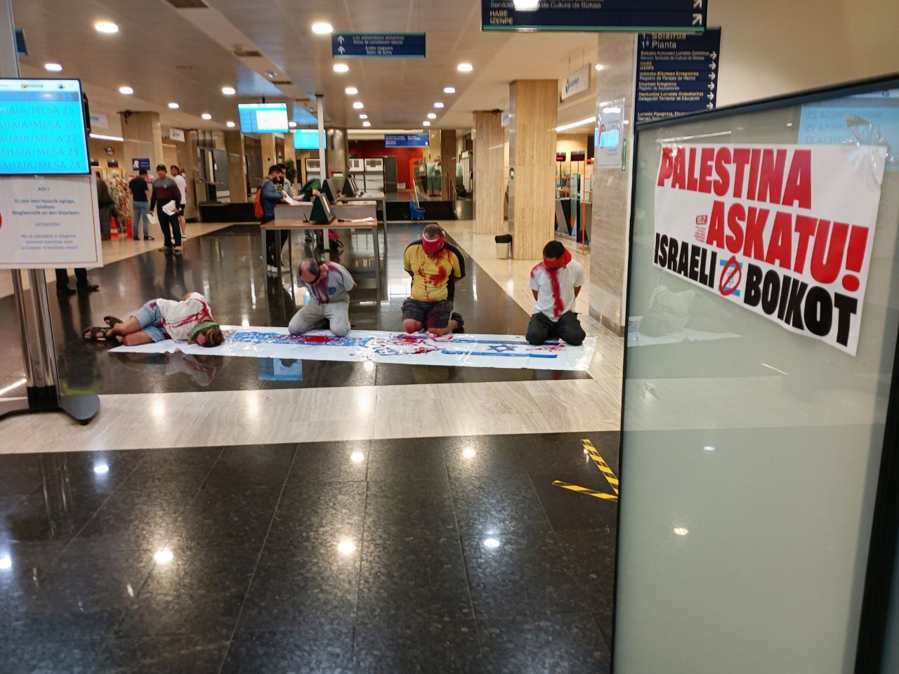 Khalaseko kideak, Eusko Jaurlaritzaren Bilboko egoitzan, Palestinaren aldeko gaurko ekintzan. URIBE KOSTAKO KHALAS