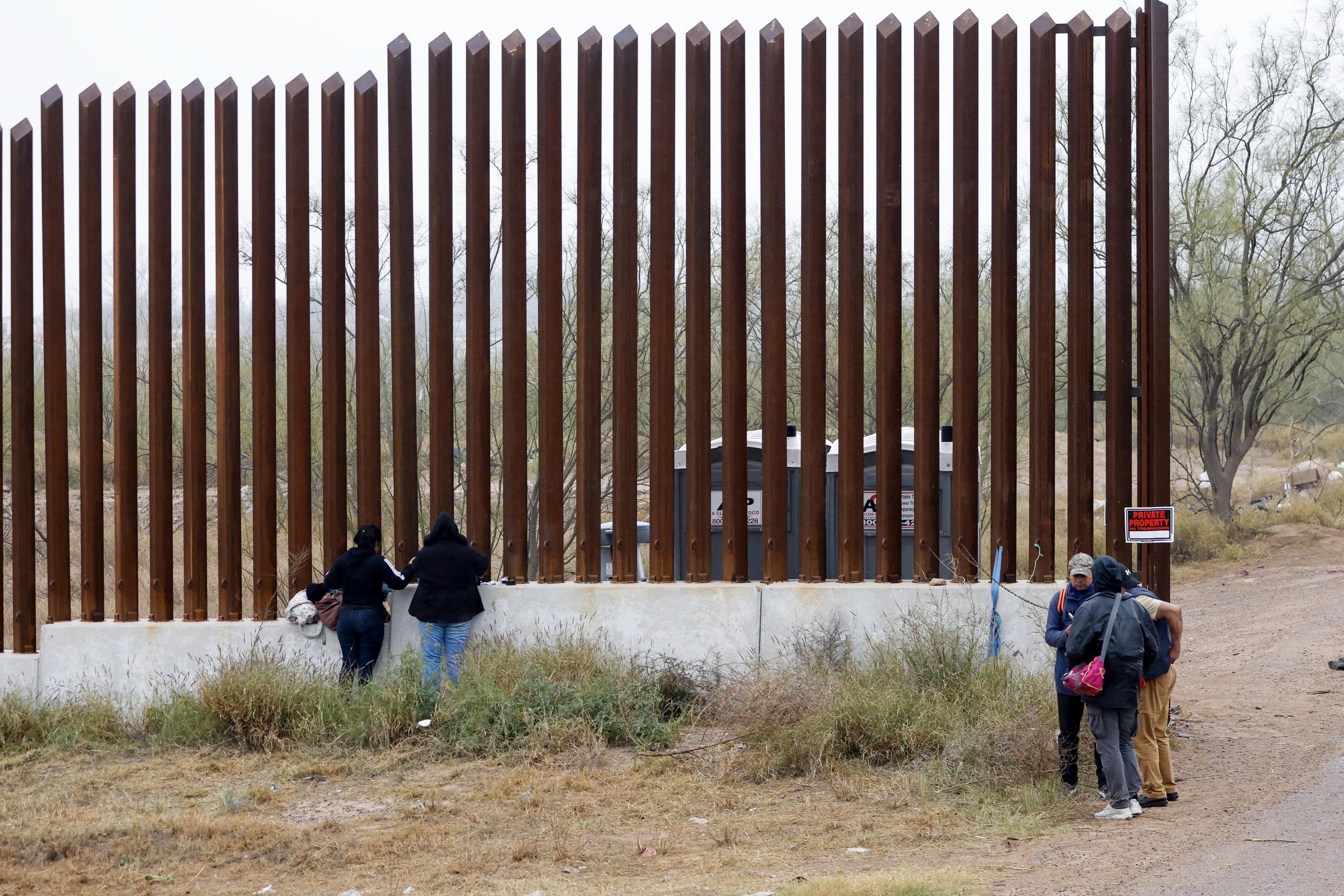 Zenbait migratzaile AEBen eta Mexikoren arteko mugan, Eagle igarobidean, urtarrilean. ADAM DAVIS /EFE