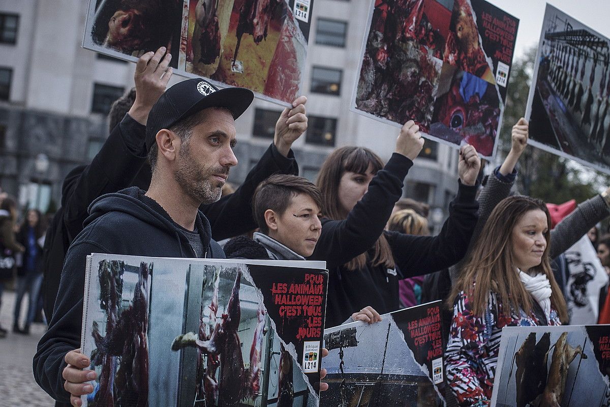 Euskal Herriko talde animalistek lehen manifestazio antiespezista egin zuten atzo elkarrekin, Bilbon. ARITZ LOIOLA / FOKU.