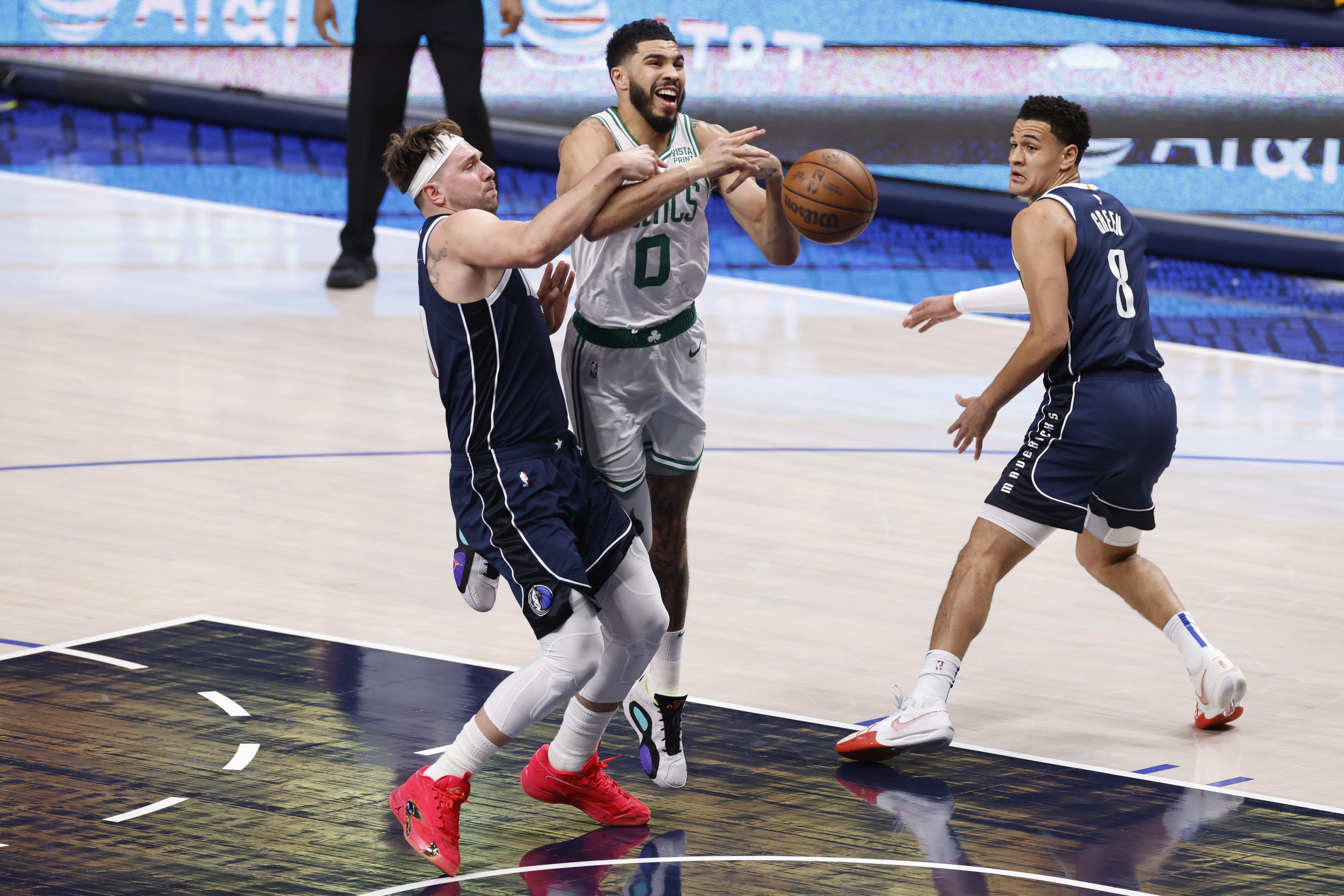Luka Doncic (Dallas) eta Jayson Tatum (Boston), baloia eskuratzeko lehian. ADAM DAVIS / EFE