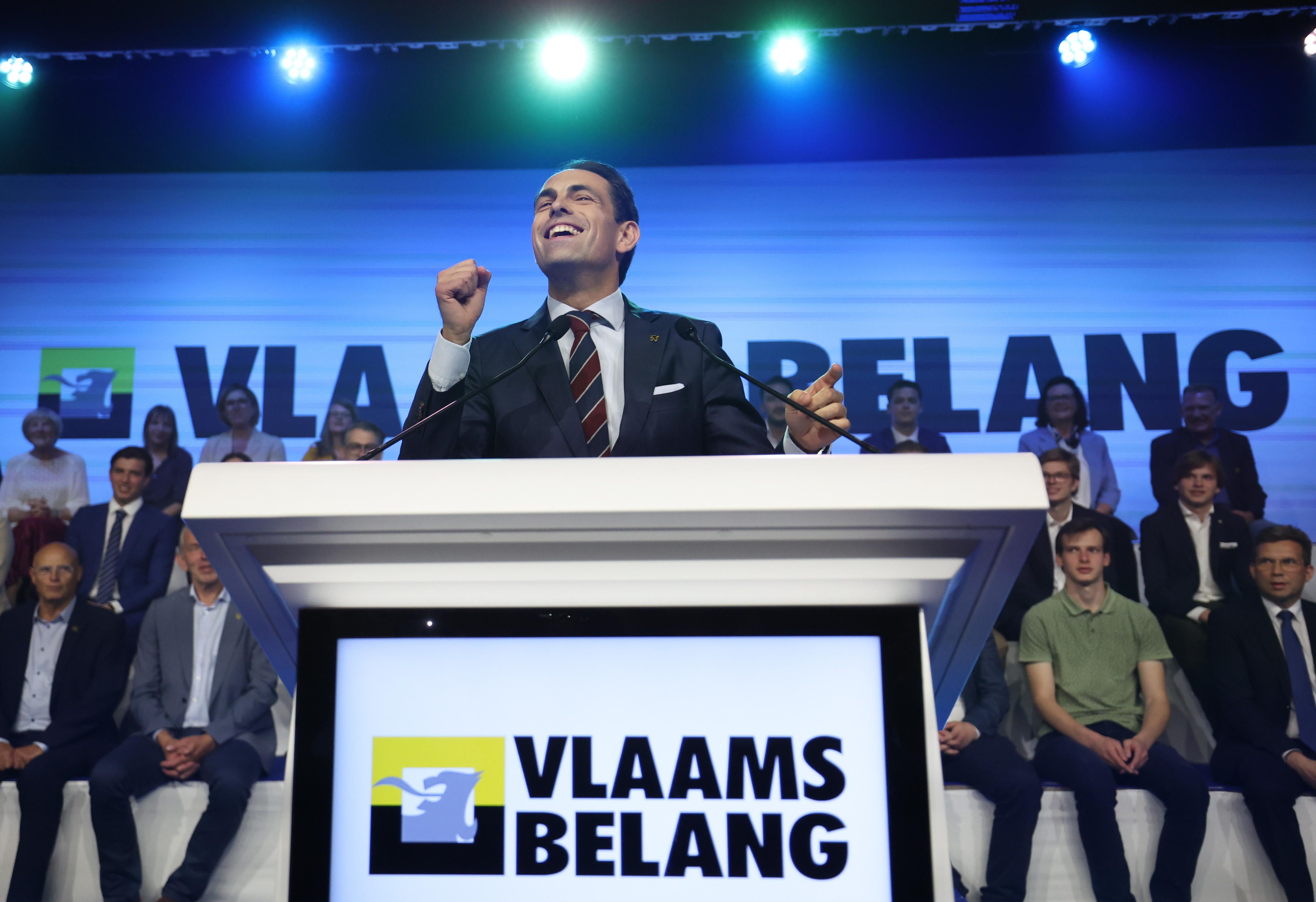 Tom Van Grieken VB Interes Flandriarra ultraeskuindar independentistaren buruzagia, hilaren 1ean, Anberesen egindako mitin batean. OLIVIER HOSLET / EFE