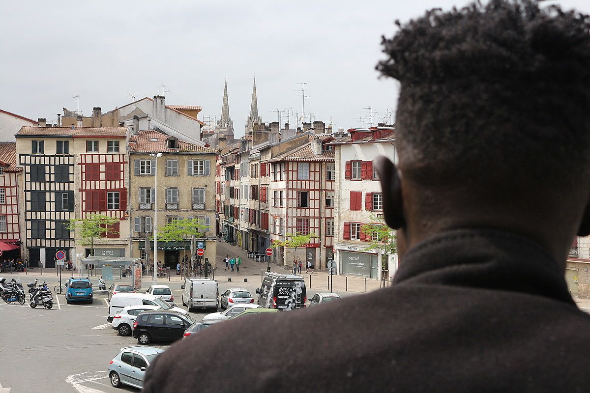Migratzaile bat, Baionara begira. BERRIA. Migratzaile bat, Baionara begira. BERRIA.