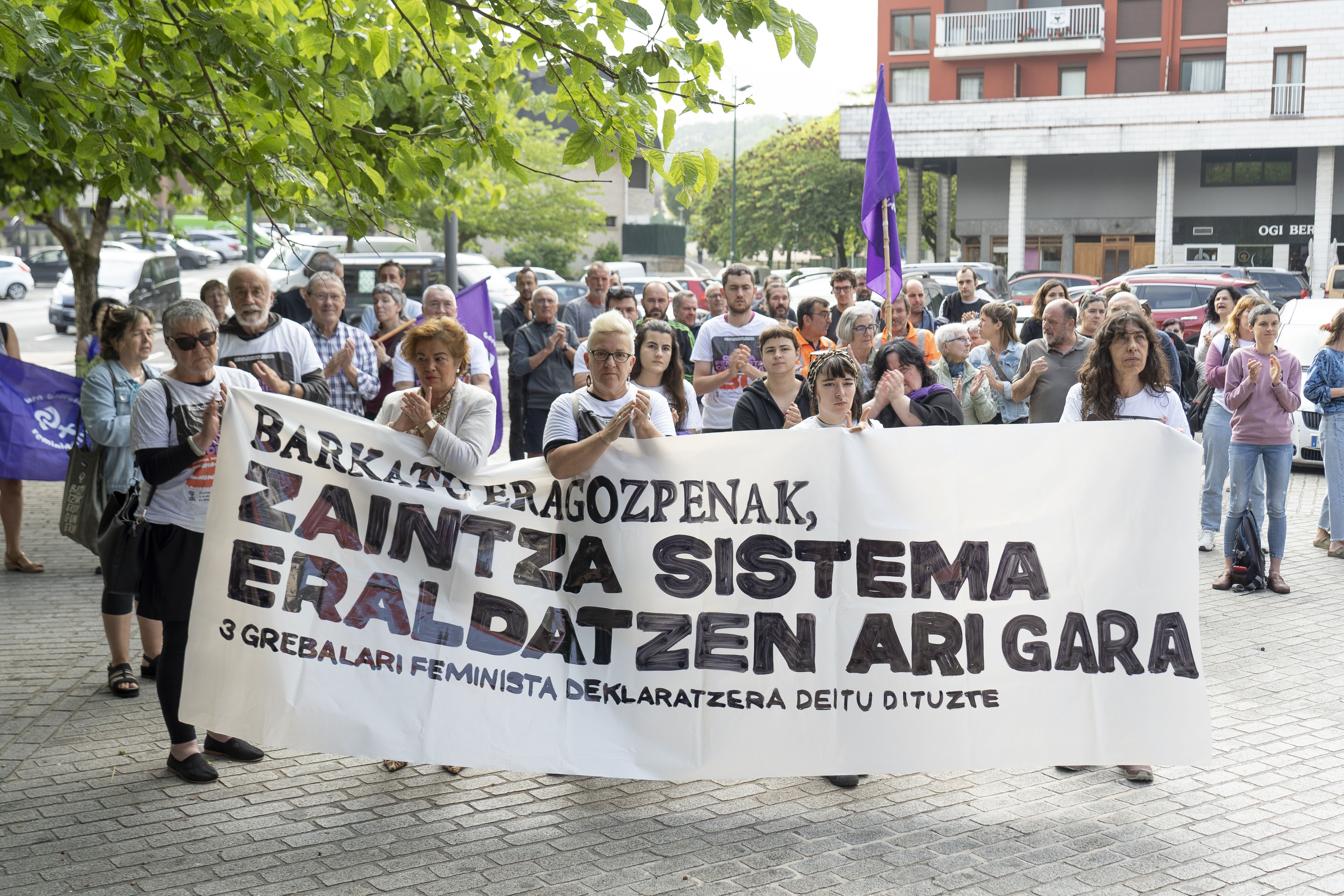 Deklaratu behar zuten grebalariei babesa adierazteko elkarretaratzea, gaur, Azpeitiko epaitegiaren aurrean. IÑIGO URIZ / FOKU