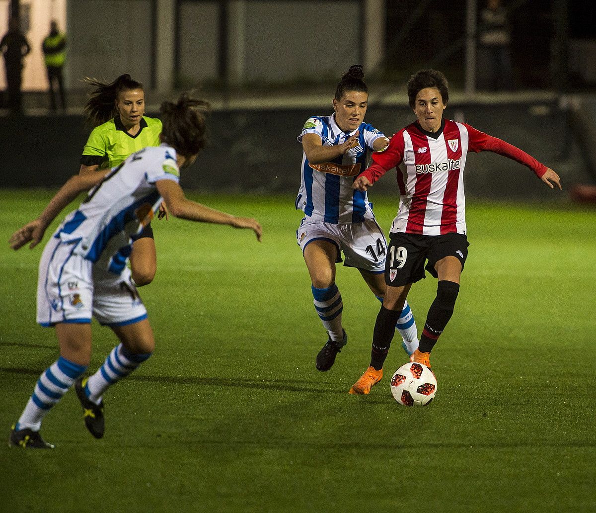 Leire Baños eta Erika Vazquez, lehian, derbian. MARISOL RAMIREZ / FOKU. Leire Baños eta Erika Vazquez, lehian, derbian. MARISOL RAMIREZ / FOKU.