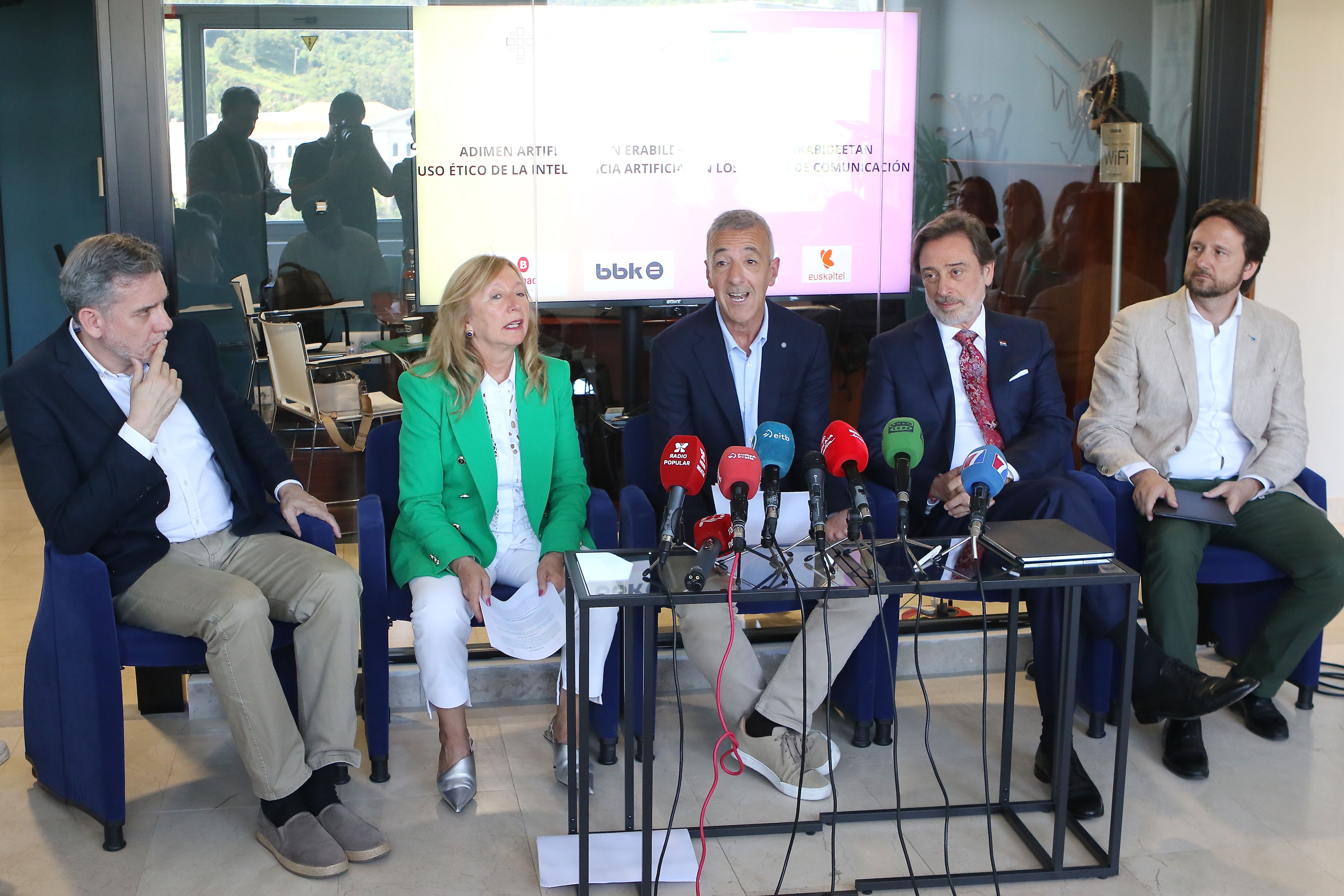Salaverria, Peñafiel, Onaindia, Devis eta Hernandez, adimen artifizialaren erabileraren dekalogoaren aurkezpenean, Bilbon. OSKAR MATXIN EDESA / FOKU
