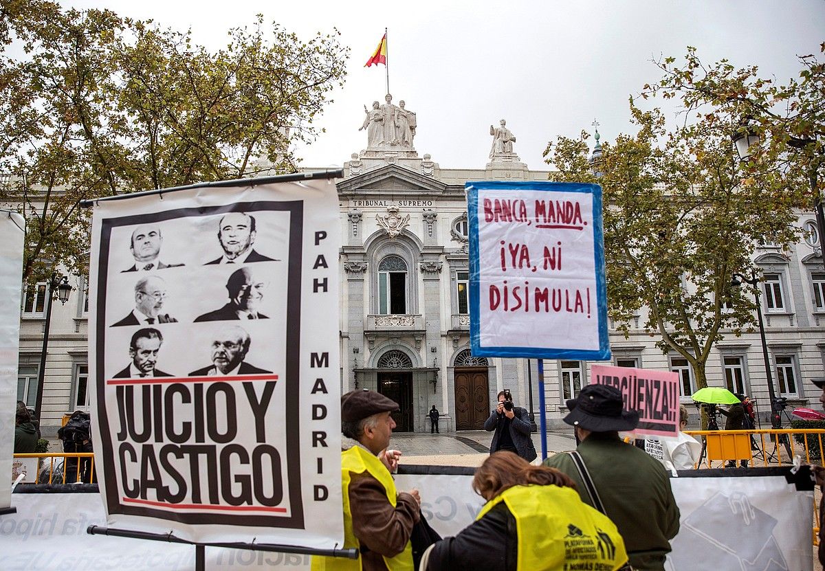 Espainiako Auztegi Goreneko aurrealdean protesta bat egiten, atzo. RODRIGO JIMENEZ / EFE.