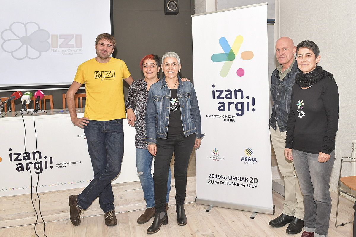 Iñigo Aritza eta Argia ikastoletako arduradunak, atzo. IDOIA ZABALETA / FOKU. Iñigo Aritza eta Argia ikastoletako arduradunak, atzo. IDOIA ZABALETA / FOKU.