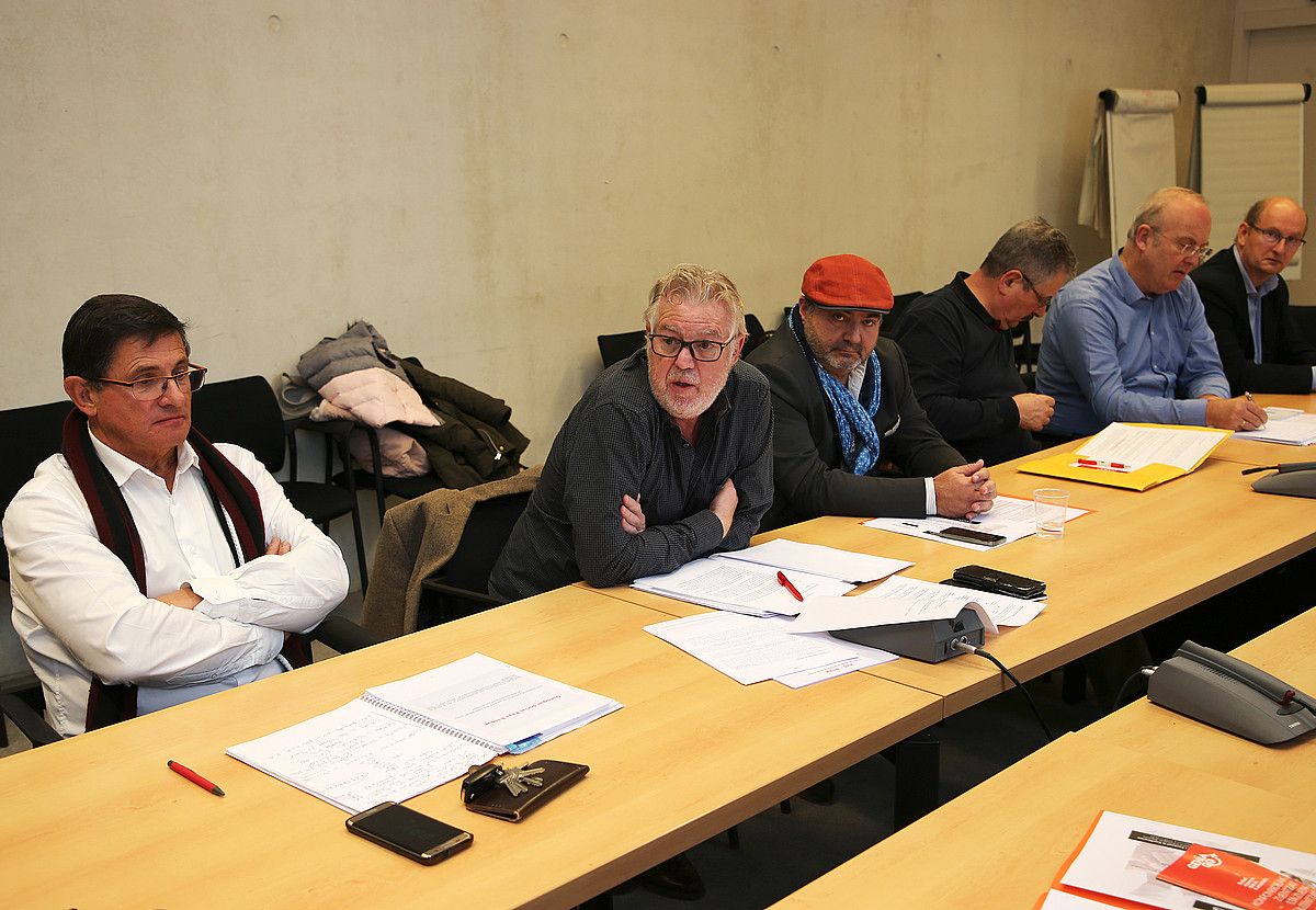 Langile sindikatuetako eta enpresaburu elkarteetako ordezkariak, atzo, Baionan. BOB EDME.