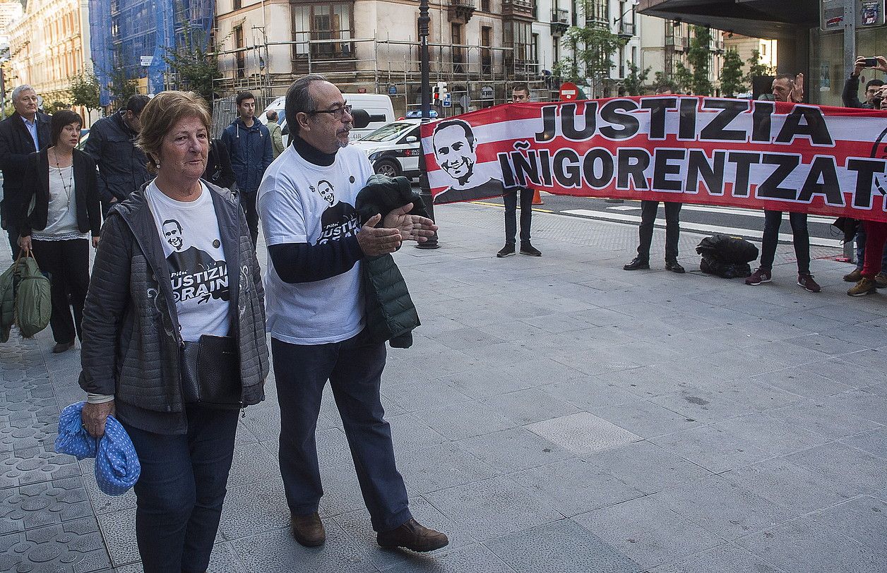 Iñigo Cabacasen guraso Fina Lizeranzu eta Manu Cabacas, elkarretaratzearen aurrean, atzo. LUIS JAUREGIALTZO / FOKU.