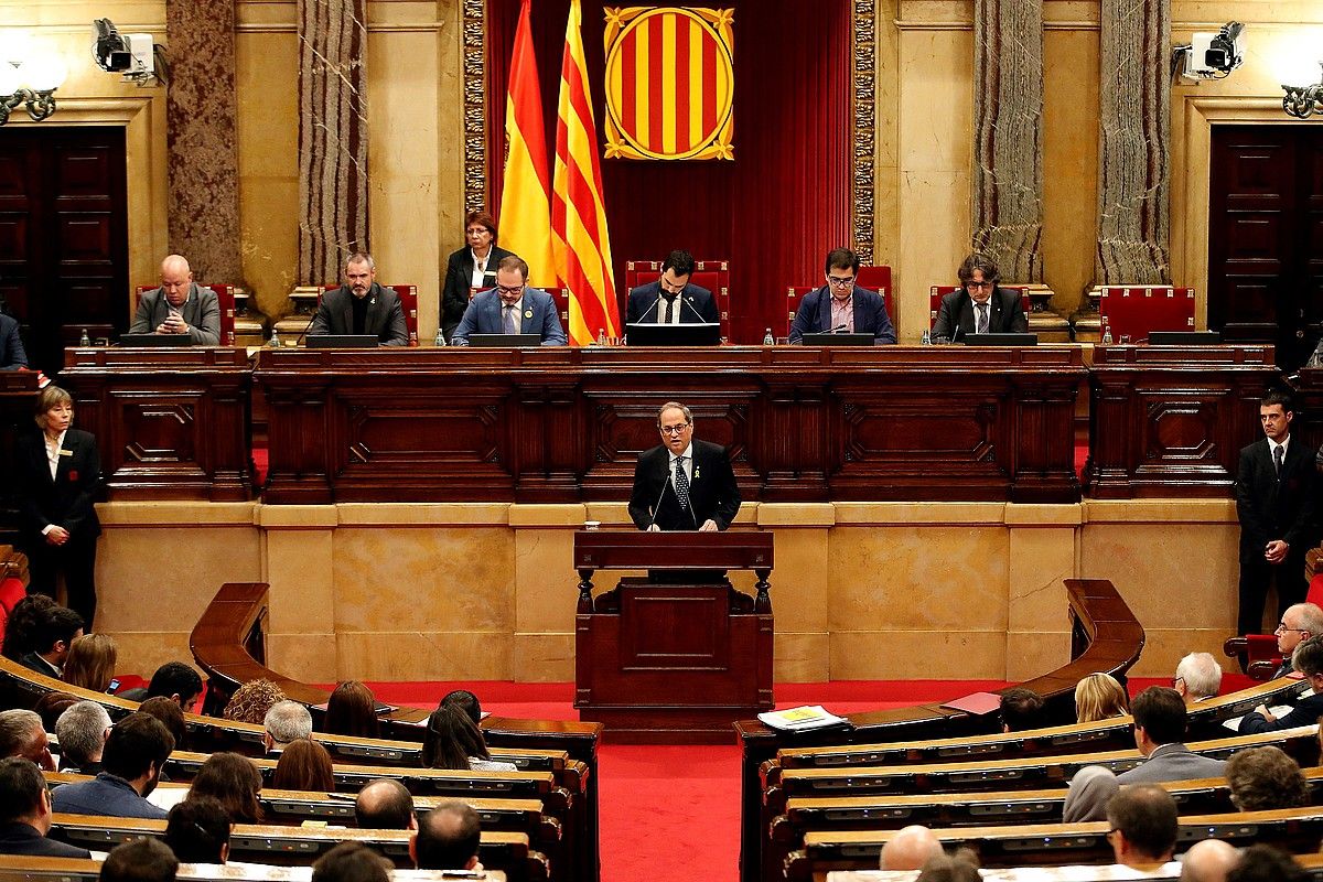 Quim Torra Generalitateko presidentea, atzo, Kataluniako Parlamentuan egindako agerraldian. ALBERTO ESTEVEZ / EFE.