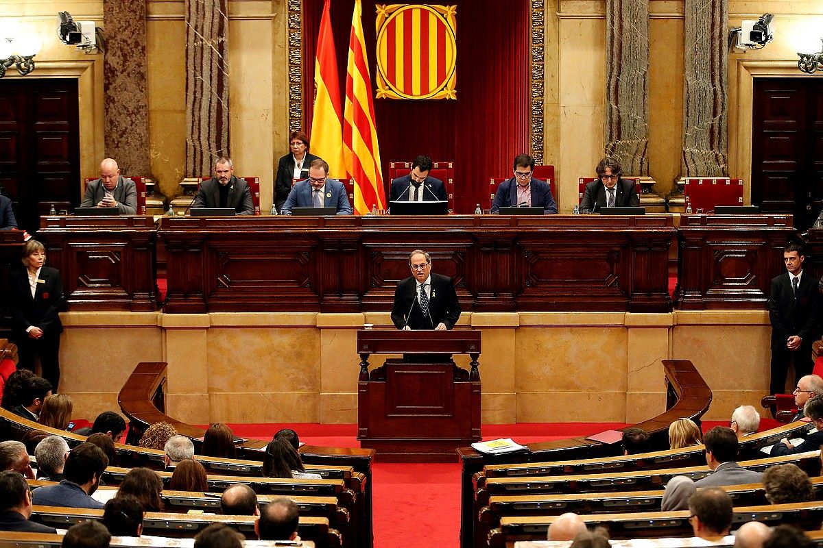 Quim Torra Generalitateko presidentea, atzo, Kataluniako Parlamentuan egindako agerraldian. ALBERTO ESTEVEZ / EFE. Quim Torra Generalitateko presidentea, atzo, Kataluniako Parlamentuan egindako agerraldian. ALBERTO ESTEVEZ / EFE.