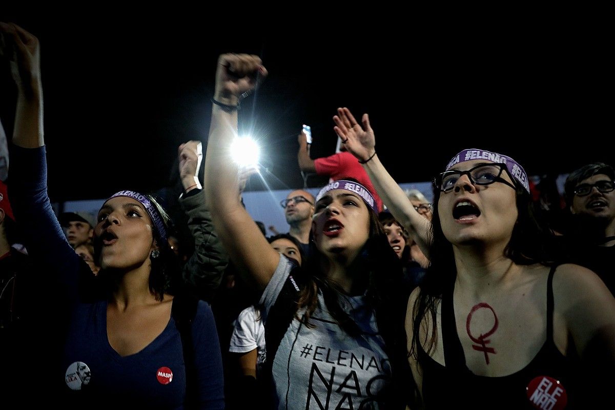 Bolsonaroren aurkako protesta bat Sao Paulon, joan den hilaren 30ean, hauteskundeetatik bi egunera. FERNANDO BIZERRA / EFE.