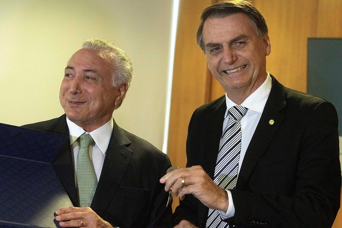 Michel Temer eta Jair Bolsonaro, atzo, Planalto jauregian. JOEDSON ALVES / EFE. Michel Temer eta Jair Bolsonaro, atzo, Planalto jauregian. JOEDSON ALVES / EFE.