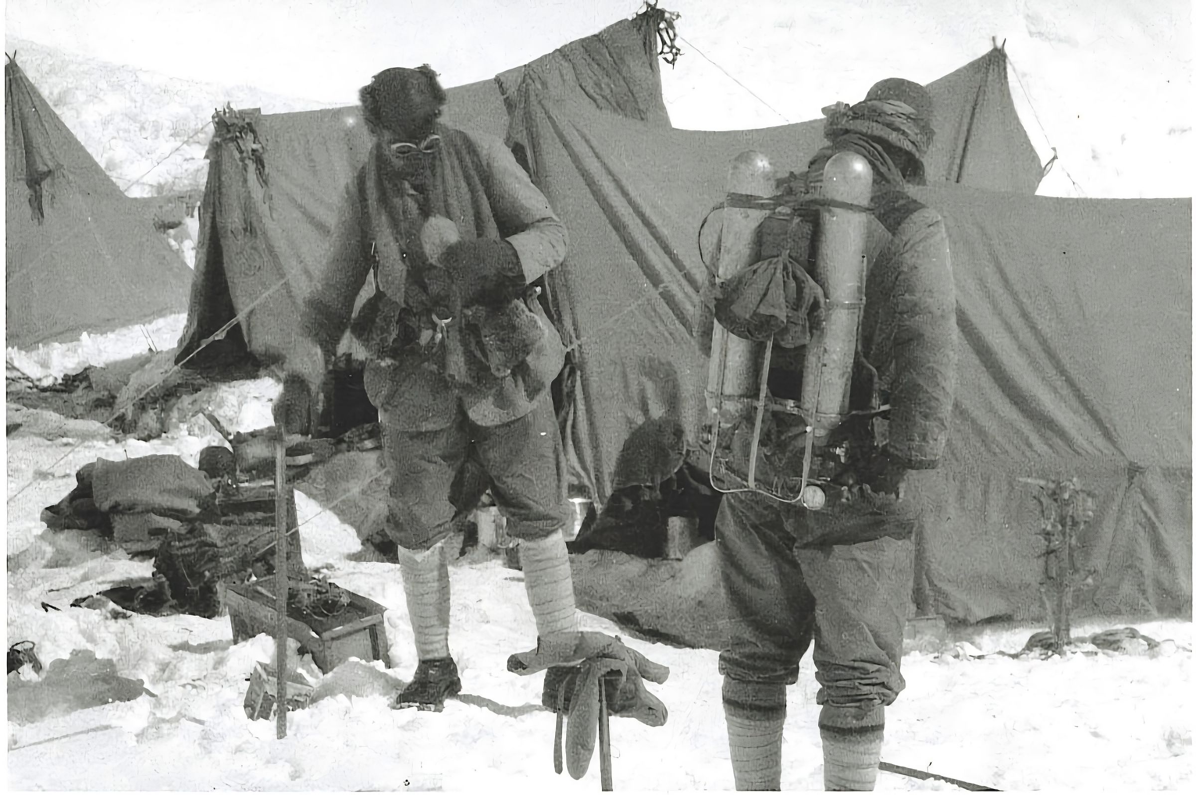 George Mallory eta Andrew Irvineren azken argazkia, 1924ko ekainaren 6koa, biak Ipar Lepotik abiatzeko unean. NOEL ODELL / ROYAL GOGRAPHICAL SOCIETY 