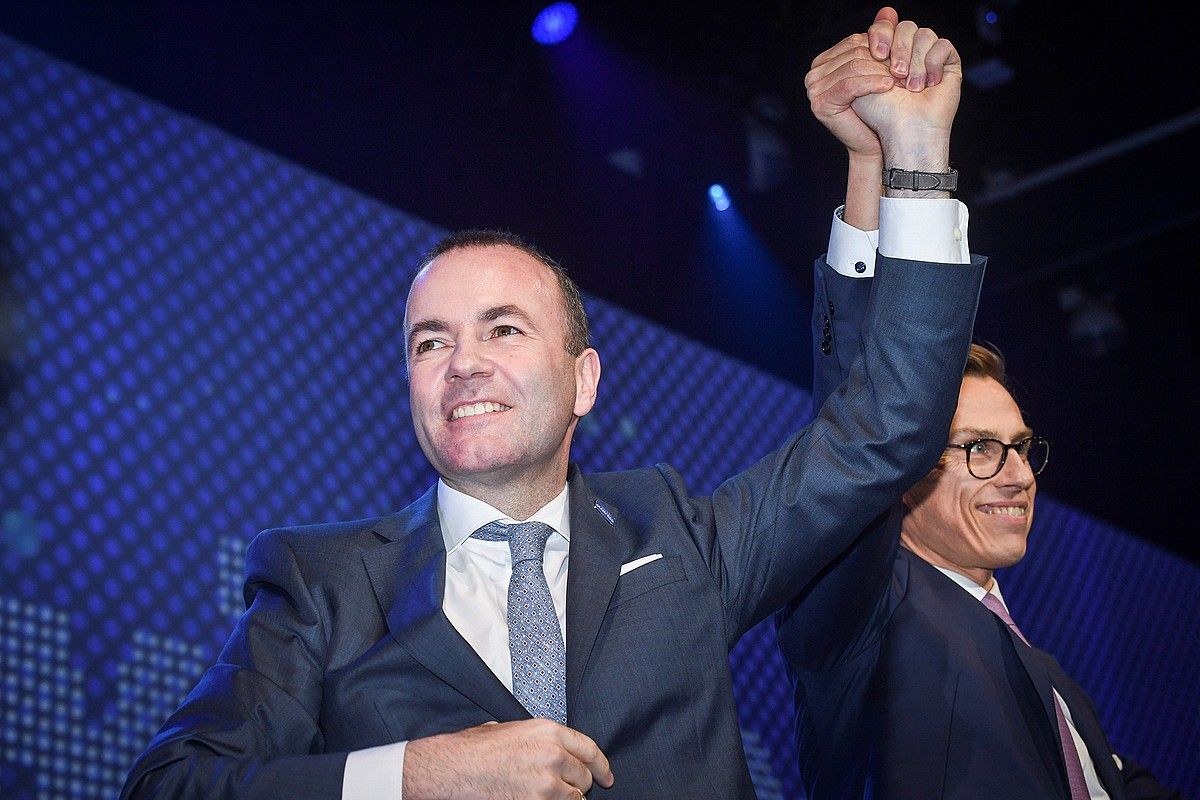 Manfred Weber Europako Batzordeko presidentetzarako EPPren hautagaia izango dena, Alexander Stubbi bostekoa ematen, atzo, Helsinkin. KIMMO BRANDT / EFE.