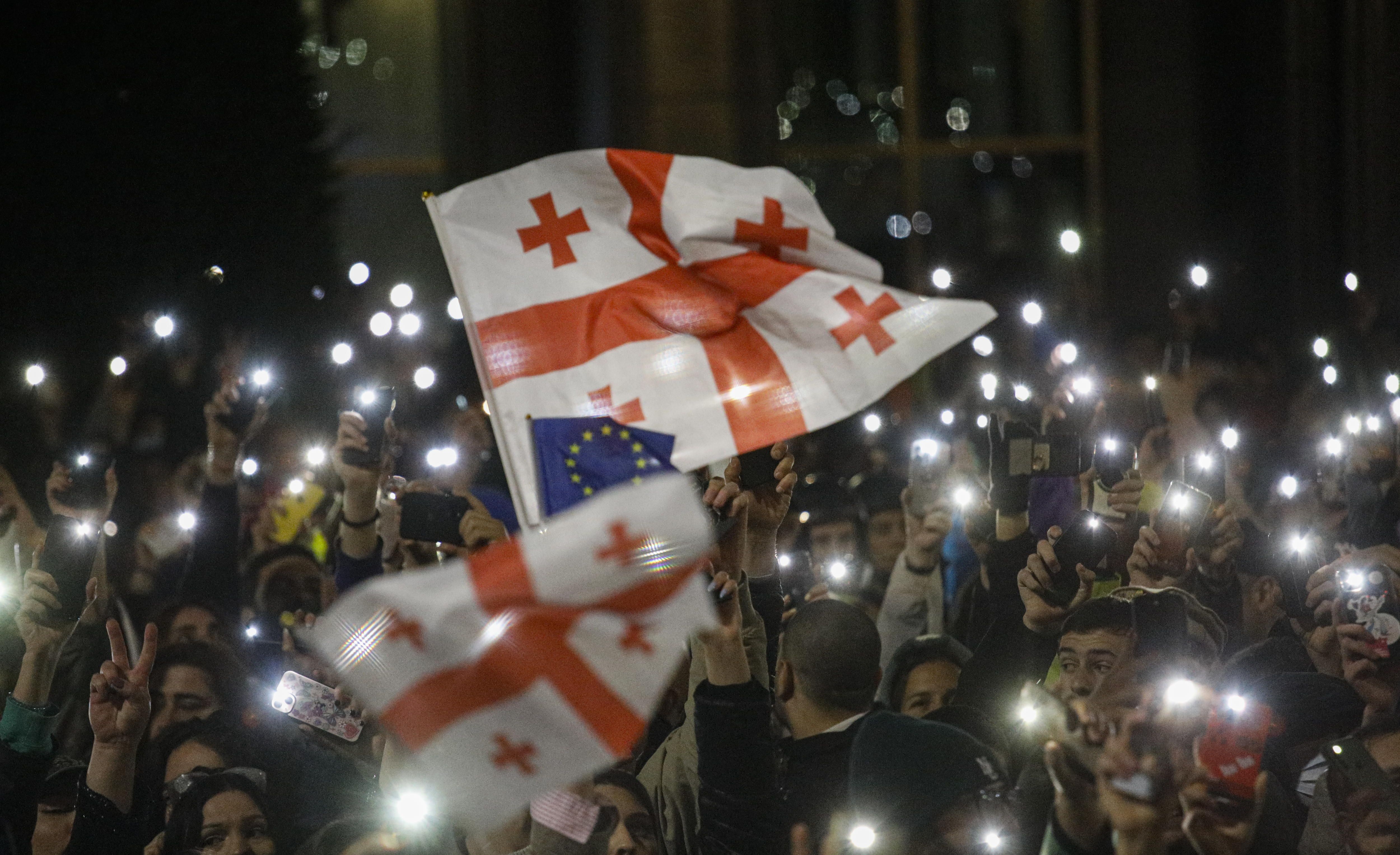 Onartu duten legearen kontra Tbilisin egindako manifestazio bat, joan den maiatzaren 14an. DAVID MDZINARISHVILI / EFE