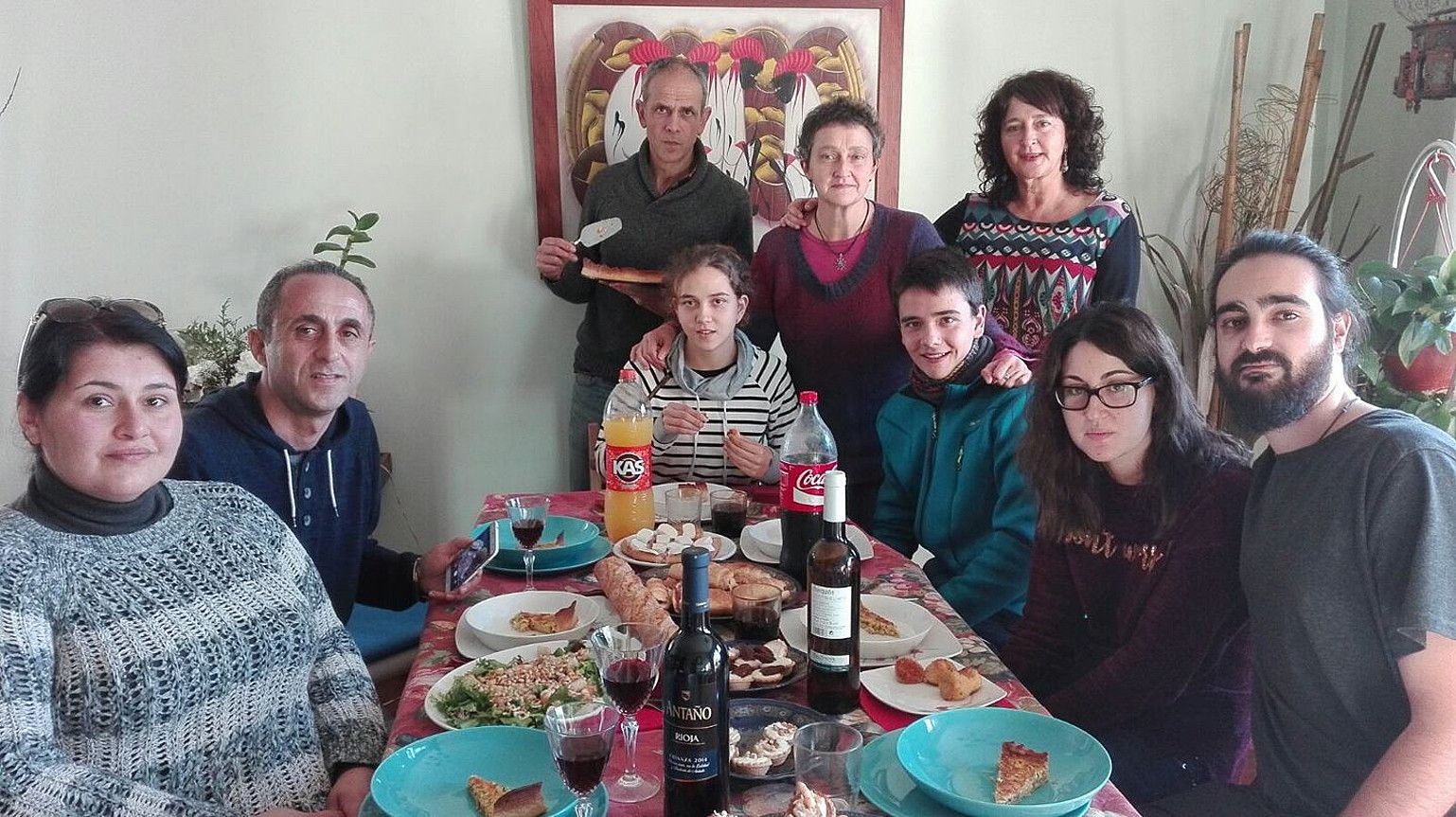 Tolosaldeko parte hartzaileak. Herrera, Eguzkitza eta Amaia Iturria antolatzailea, kartelarekin, Tolosan (Gipuzkoa). IMANOL GARCIA LANDA / TOLOSALDEKO ATARIA.