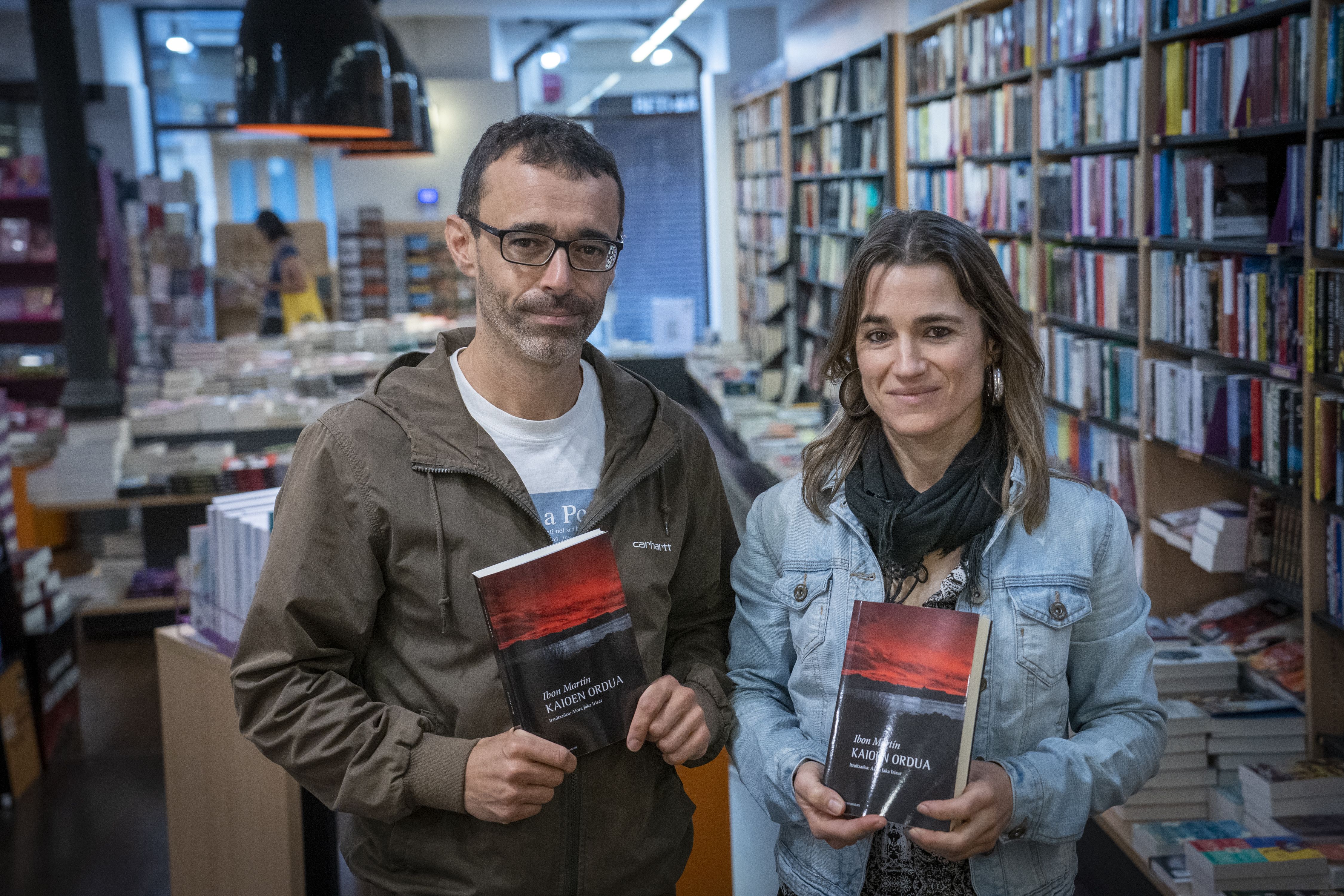 Ibon Martin idazlea eta Aiora Jaka itzultzailea, Donostiako Elkar dendan, aurkezpenaren egunean. GORKA RUBIO / FOKU