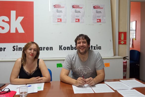 Iratxe Alvarez eta Javier Saenz ESKren koordinakunde nazionaleko kideak. BERRIA Iratxe Alvarez eta Javier Saenz ESKren koordinakunde nazionaleko kideak. BERRIA