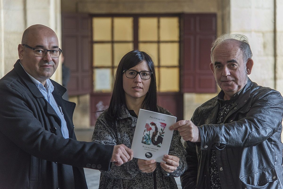 Pello Otxoteko, Zelai Amenabarro eta Felipe Juaristi, atzo, liburua aurkeztu aurretik, Donostian. ANDONI CANELLADA / FOKU. Pello Otxoteko, Zelai Amenabarro eta Felipe Juaristi, atzo, liburua aurkeztu aurretik, Donostian. ANDONI CANELLADA / FOKU.