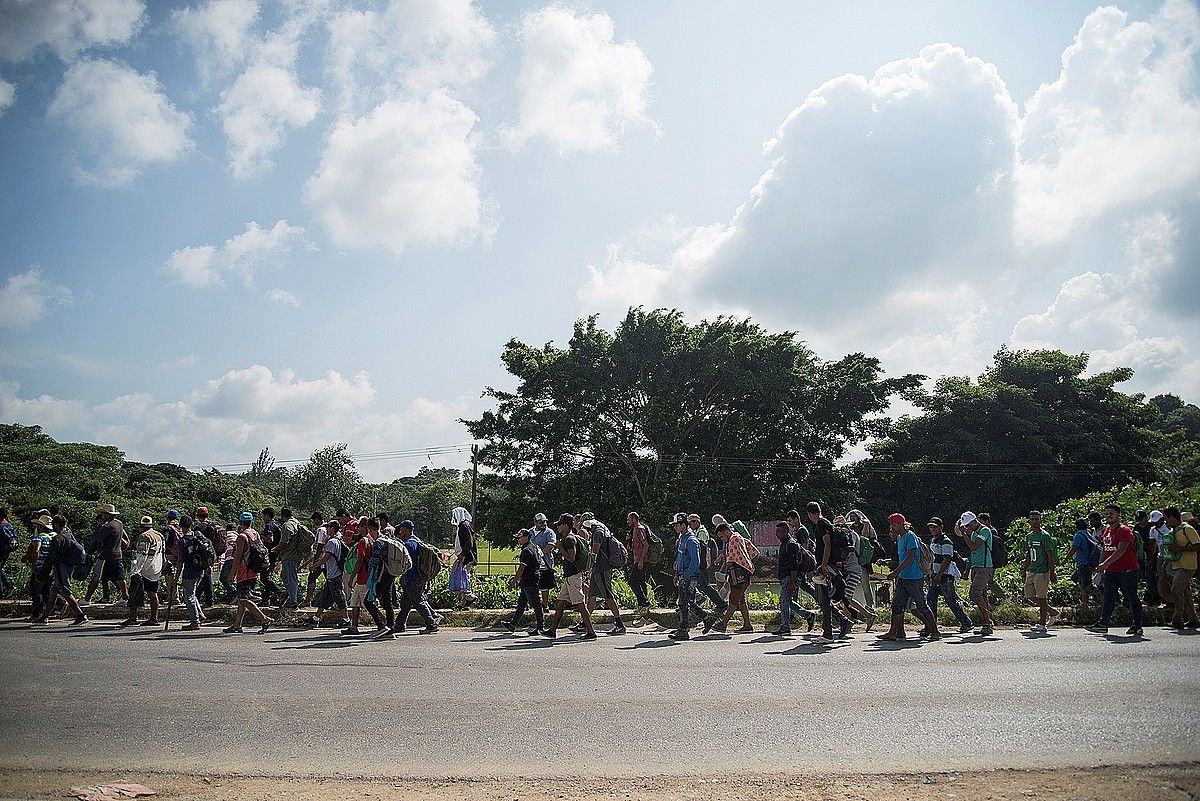 AEBetara bidean doan migratzaileen bigarren karabana Mexikoko Oaxaca estatuan, herenegun. LUIS VILLALOBOS / EFE. AEBetara bidean doan migratzaileen bigarren karabana Mexikoko Oaxaca estatuan, herenegun. LUIS VILLALOBOS / EFE.