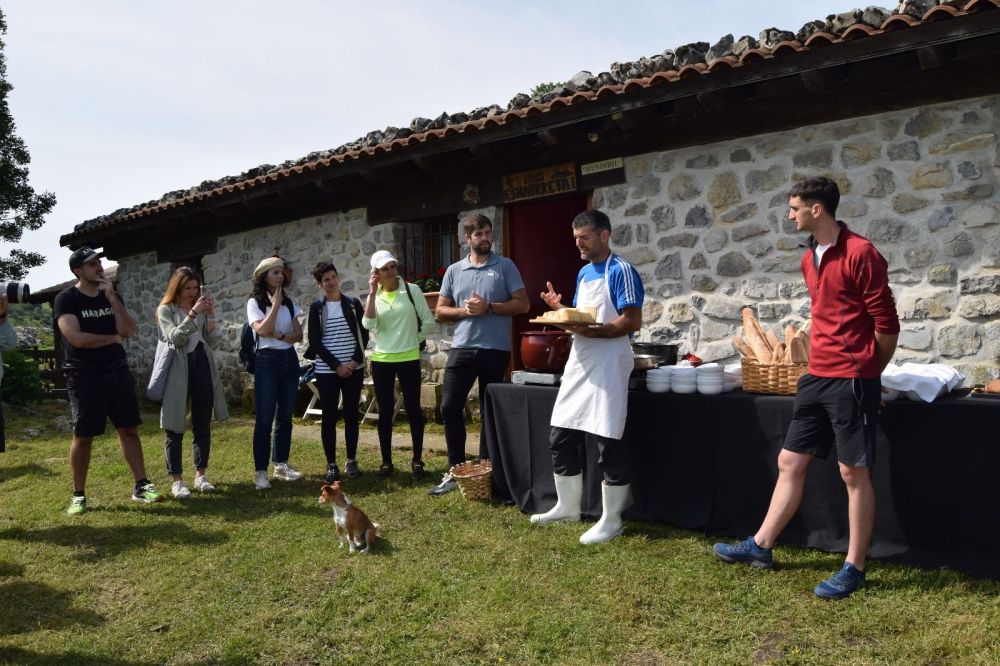 Intxausti bisitariei mendiko gazta eskaintzen. E. TELLERIA SARRIEGI
