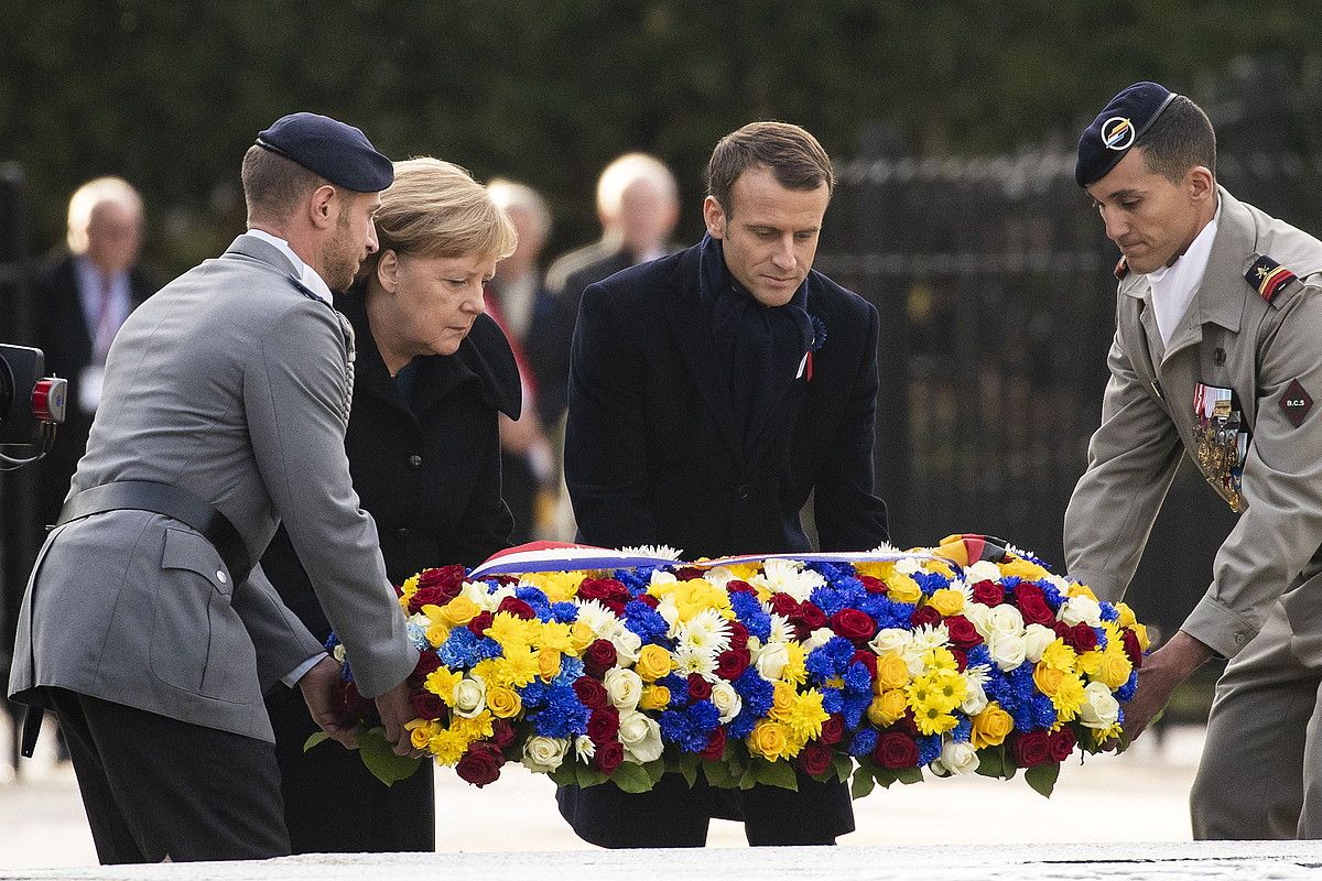 Angela Merkel eta Emmanuel Macron, atzo, 1918ko armistizioa sinatu zuten tokian, Compeignen. ETIENNE LAURENT / EFE.