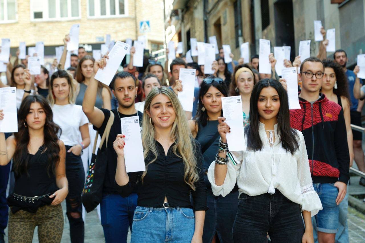 Edurne Benito del Valle eta Nayua Jatri Aduh, gaur Eibarren (Gipuzkoa). EH BILDU
