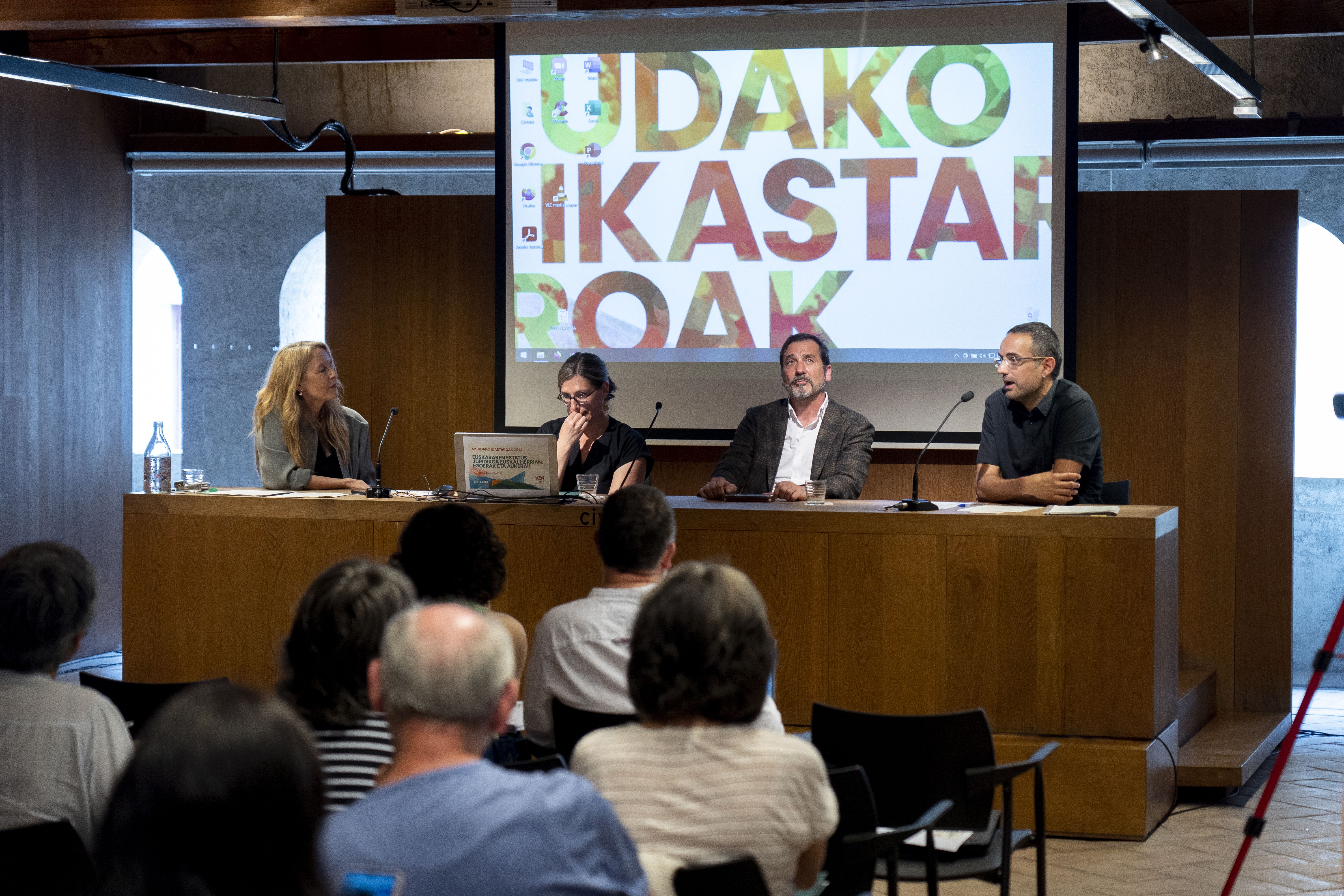 UEUk antolatutako saioa, Iruñeko Kondestablearen jauregian. Ezkerretik eskuinera: Maite Zelaia moderatzailea, Joana Falxa, Iñigo Urrutia eta Joseba Compains. IÑIGO URIZ / FOKU