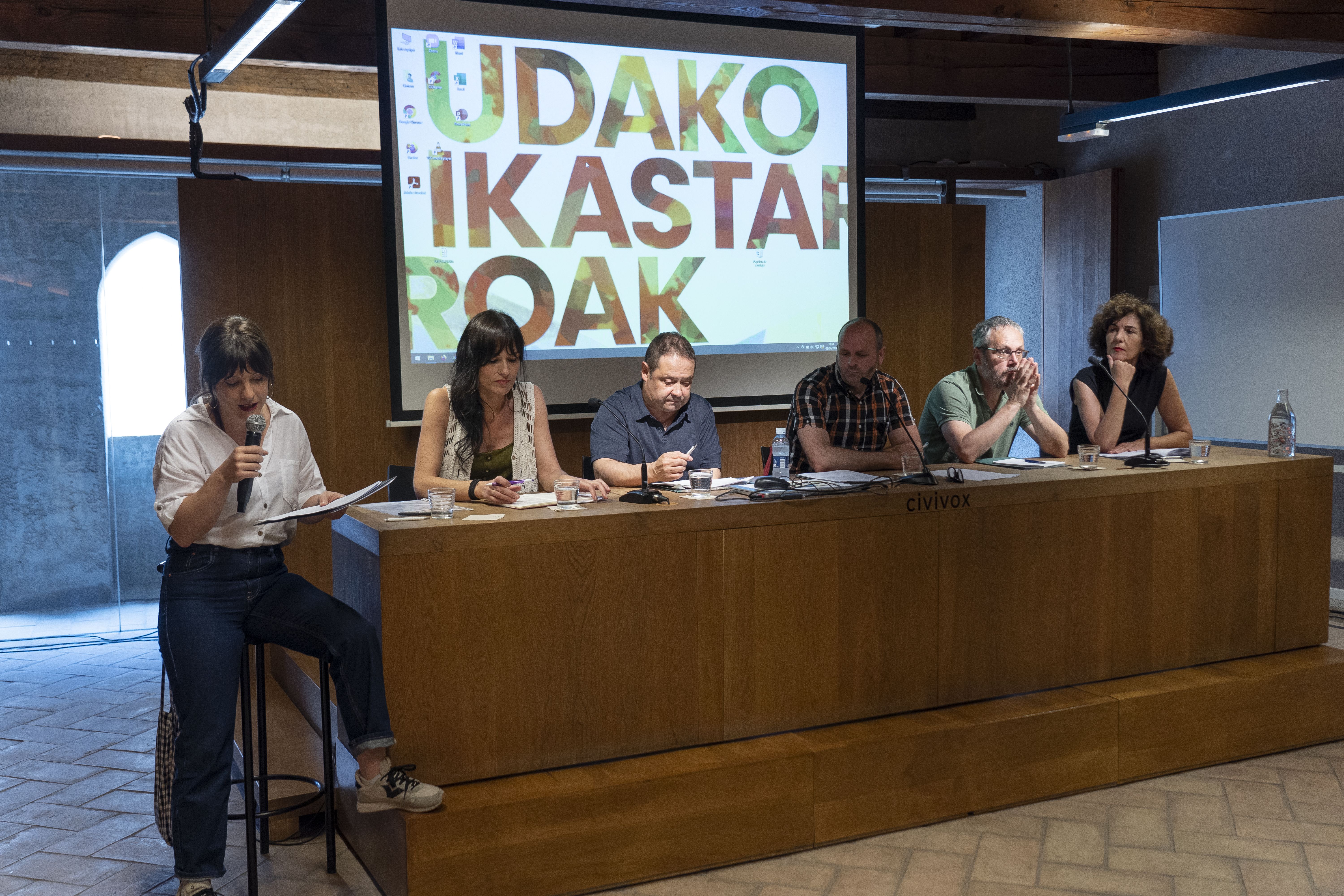 Miren Mindegia, Agurne Gaubeka, Oskar Zapata, Sebastien Castet, Urko Aiartza eta Elena Laka, gaur. IÑIGO URIZ / FOKU