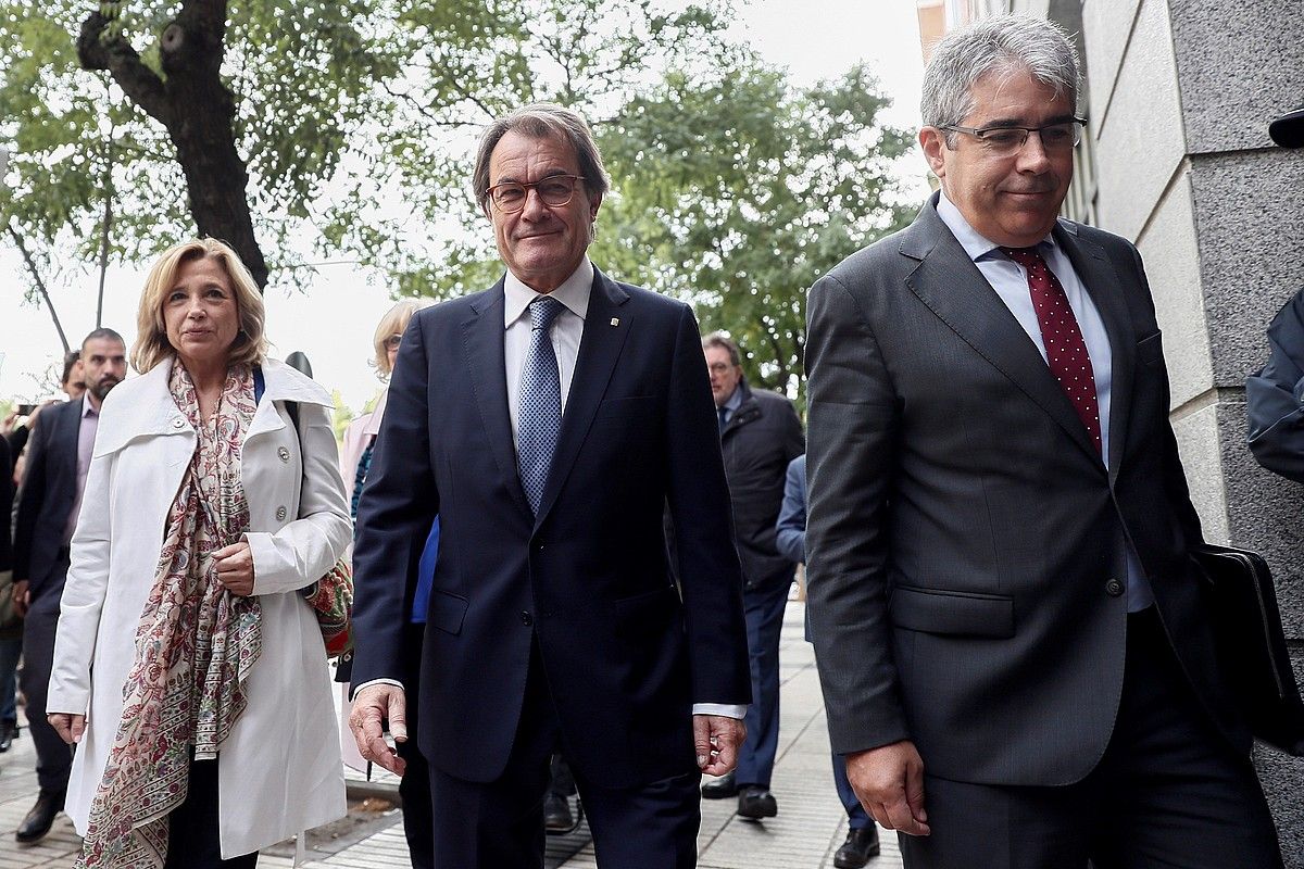 Mas erdian, Ortega haren eskuinean eta Homs ezkerrean dituela, pasa den urrian Kontu Auzitegira sartzen. MARISCAL / EFE.