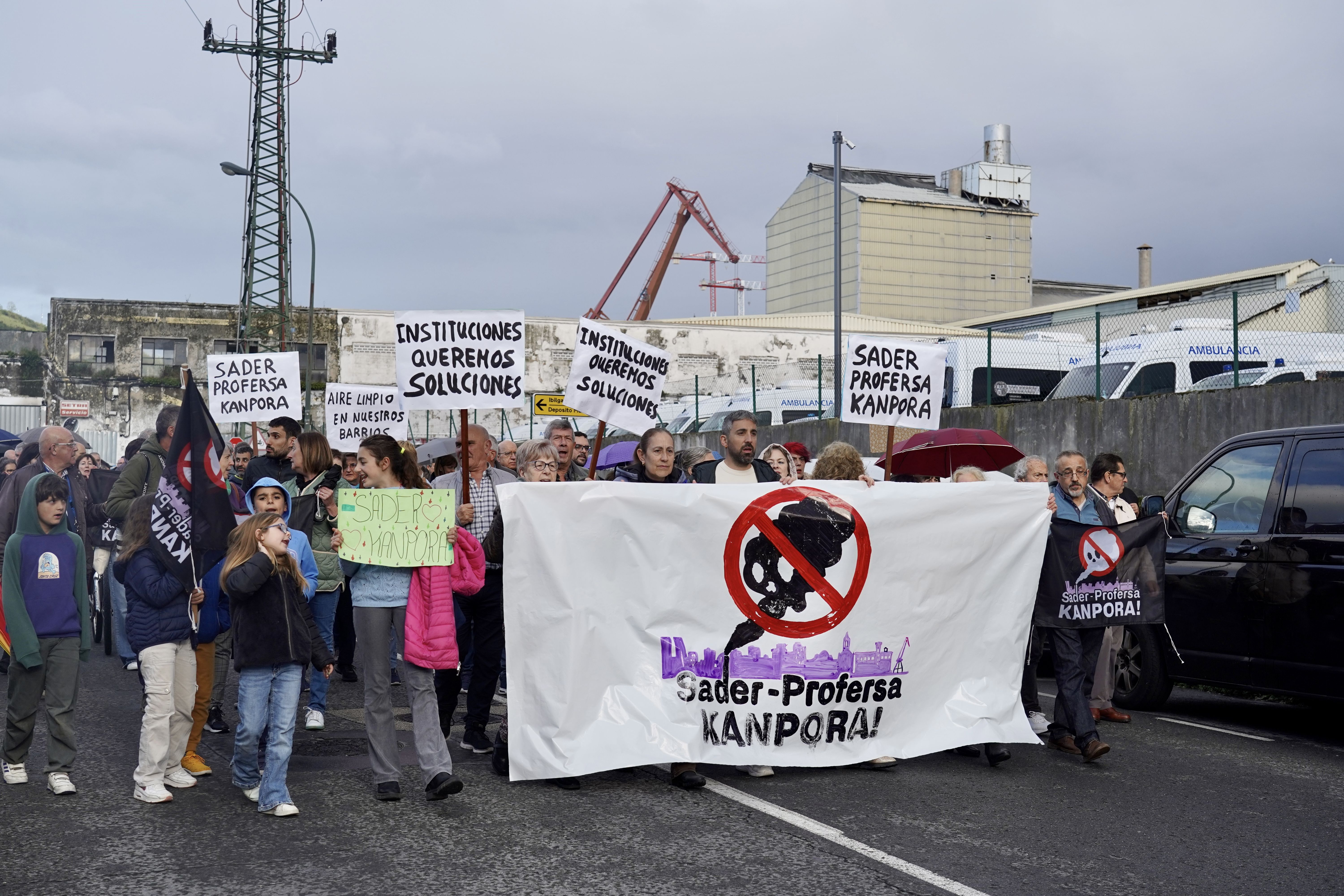Sader-Profersa Kanpora plataformak deitutako manifestazio bat, Zorrotzako lantegiaren aurrean. MONIKA DEL VALLE / FOKU