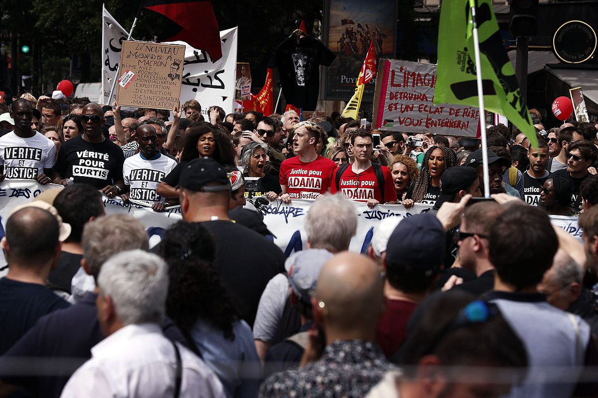 Frantziako Gobernuaren erreformen aurka Parisen egin zen protesta, joan den maiatzaren 26an. ETIENNE LAURENT / EFE. Frantziako Gobernuaren erreformen aurka Parisen egin zen protesta, joan den maiatzaren 26an. ETIENNE LAURENT / EFE.