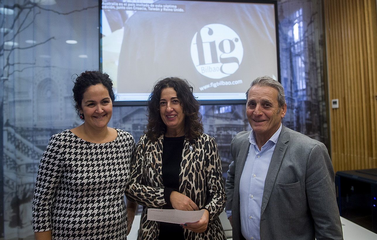 Olga Iradier FIG azokako kidea, Lorea Bilbao diputatua eta Roberto Saez de Gorbea FIGeko zuzendaria. L. JAUREGIALTZO / FOKU. Olga Iradier FIG azokako kidea, Lorea Bilbao diputatua eta Roberto Saez de Gorbea FIGeko zuzendaria. L. JAUREGIALTZO / FOKU.