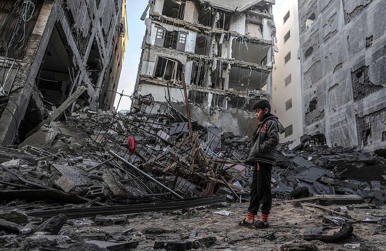 Haur bat Israelgo armadak suntsitutako eraikinen artean, atzo, Gaza Hirian. MOHAMMED SABER / EFE.