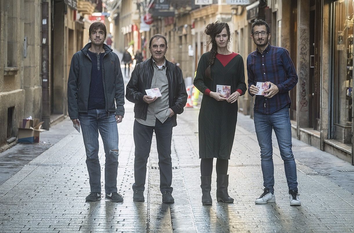 Julen Izarra, Bixente Martinez, Maite Larburu eta Xabi Zeberio, atzo, Donostian. JON URBE / FOKU.