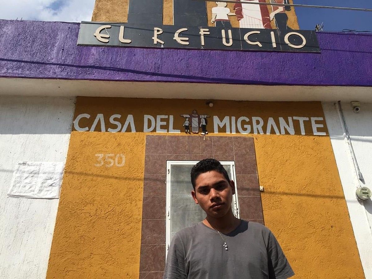 Ricardo Alexander Guzman migratzaile salvadortarra, Guadalajarako El Refugio aterpetxearen aurrean. KRISTINA B. T.