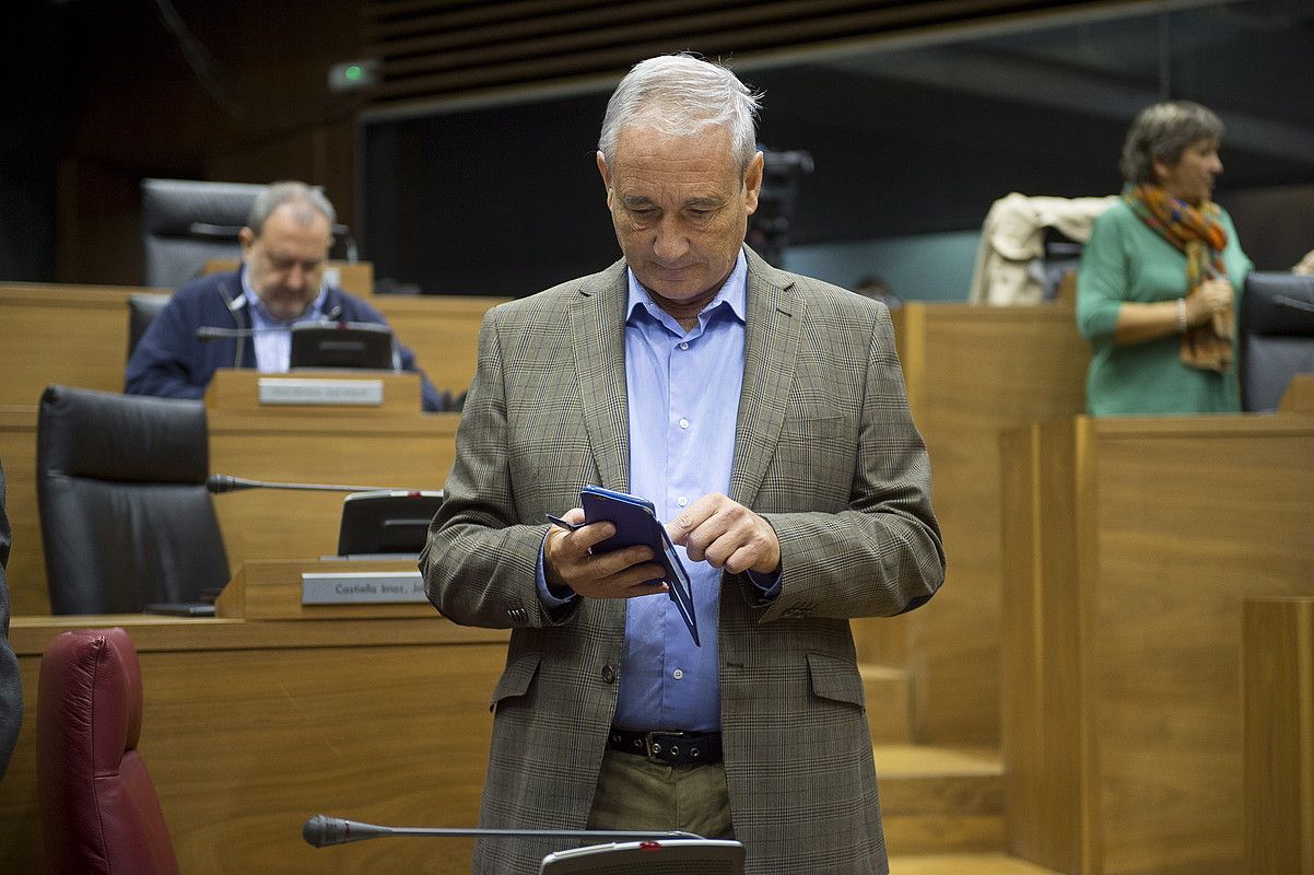 Mikel Aranburu Nafarroako Gobernuko Ogasun kontseilaria, Parlamentuan, urriaren 4an. IÑIGO URIZ / FOKU. Mikel Aranburu Nafarroako Gobernuko Ogasun kontseilaria, Parlamentuan, urriaren 4an. IÑIGO URIZ / FOKU.
