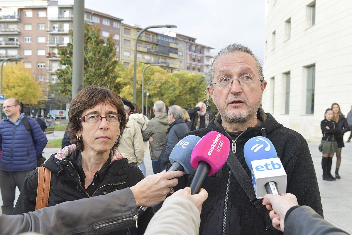 Clemente Bernad eta Carolina Martinez, Iruñeko epaitegira sartu aurretik, atzo. IDOIA ZABALETA/ FOKU.