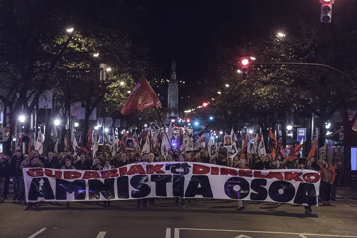 AEMren manifestazioaren burua, atzo, Bilbon. ARITZ LOIOLA / FOKU.