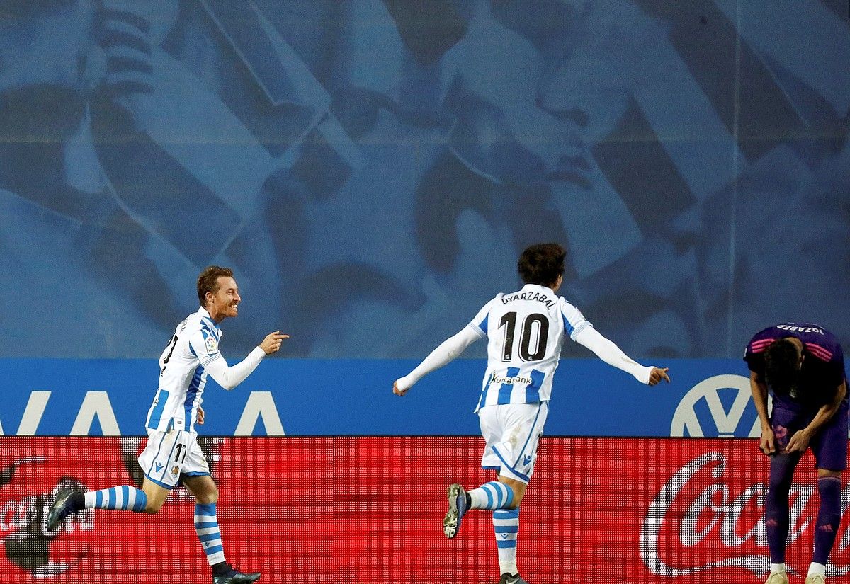 David Zurutuza eta Mikel Oiartzabal, Realaren gol bat ospatzen. Gol bana egin zuten bi jokalariek. JAVIER ETXEZARRETA / EFE. David Zurutuza eta Mikel Oiartzabal, Realaren gol bat ospatzen. Gol bana egin zuten bi jokalariek. JAVIER ETXEZARRETA / EFE.