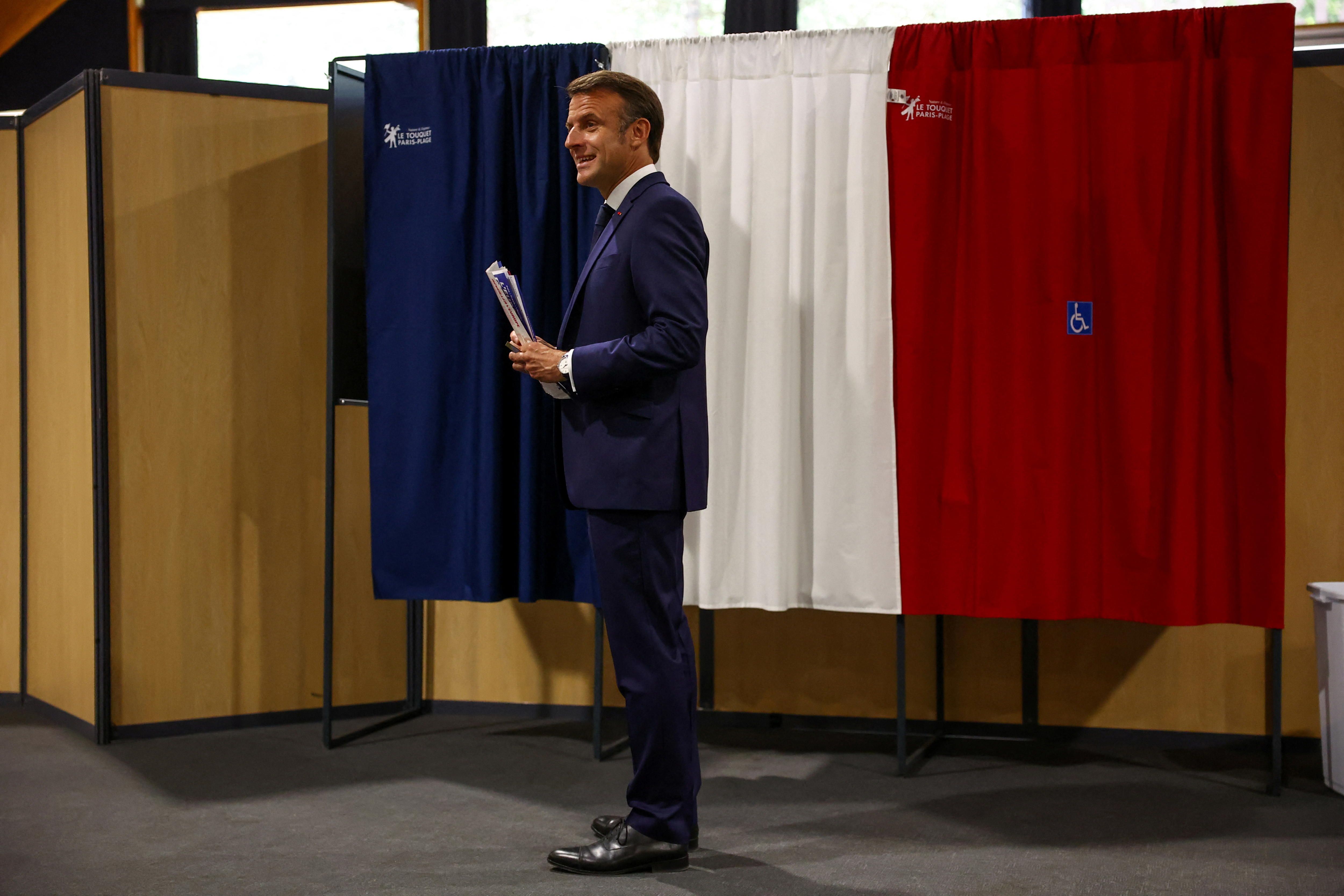 Emmanuel Macron Frantziako presidentea, botoa ematen, gaur, Parisen. HANNAH MACKAY / EFE